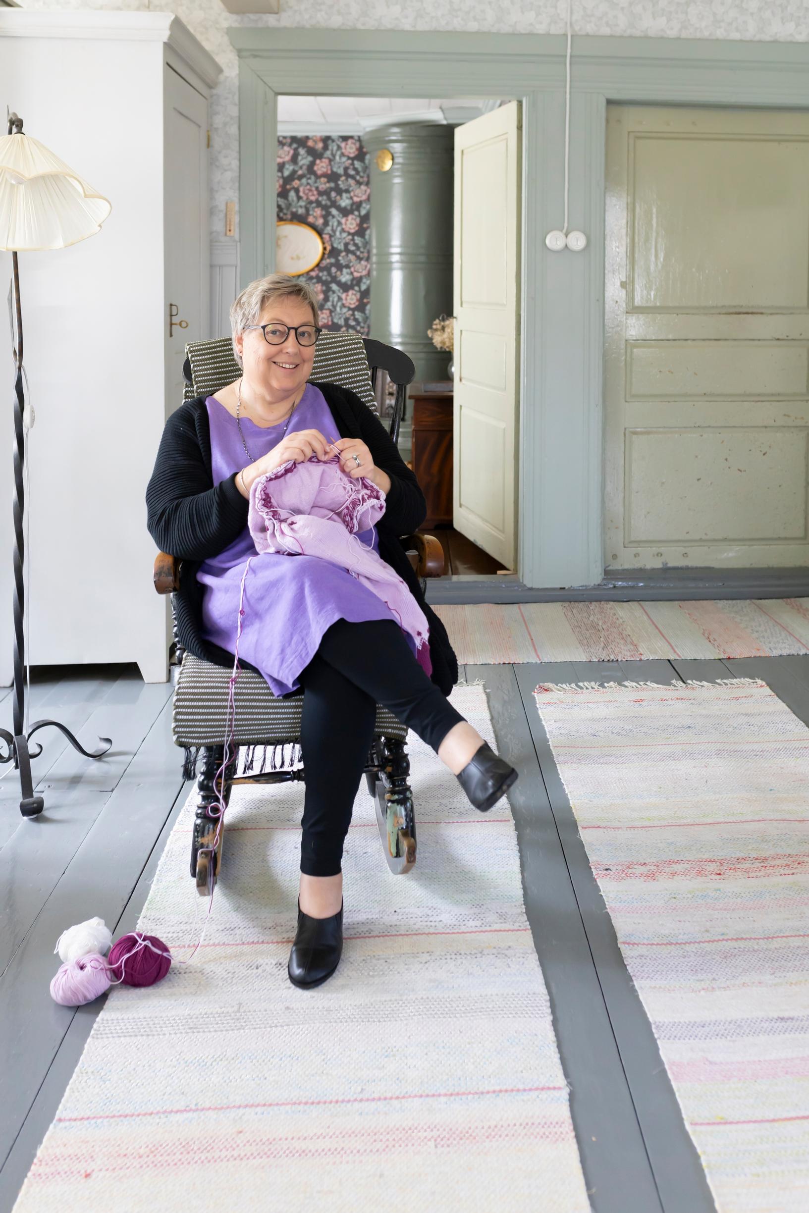 Elina tuvan keinutuolissa