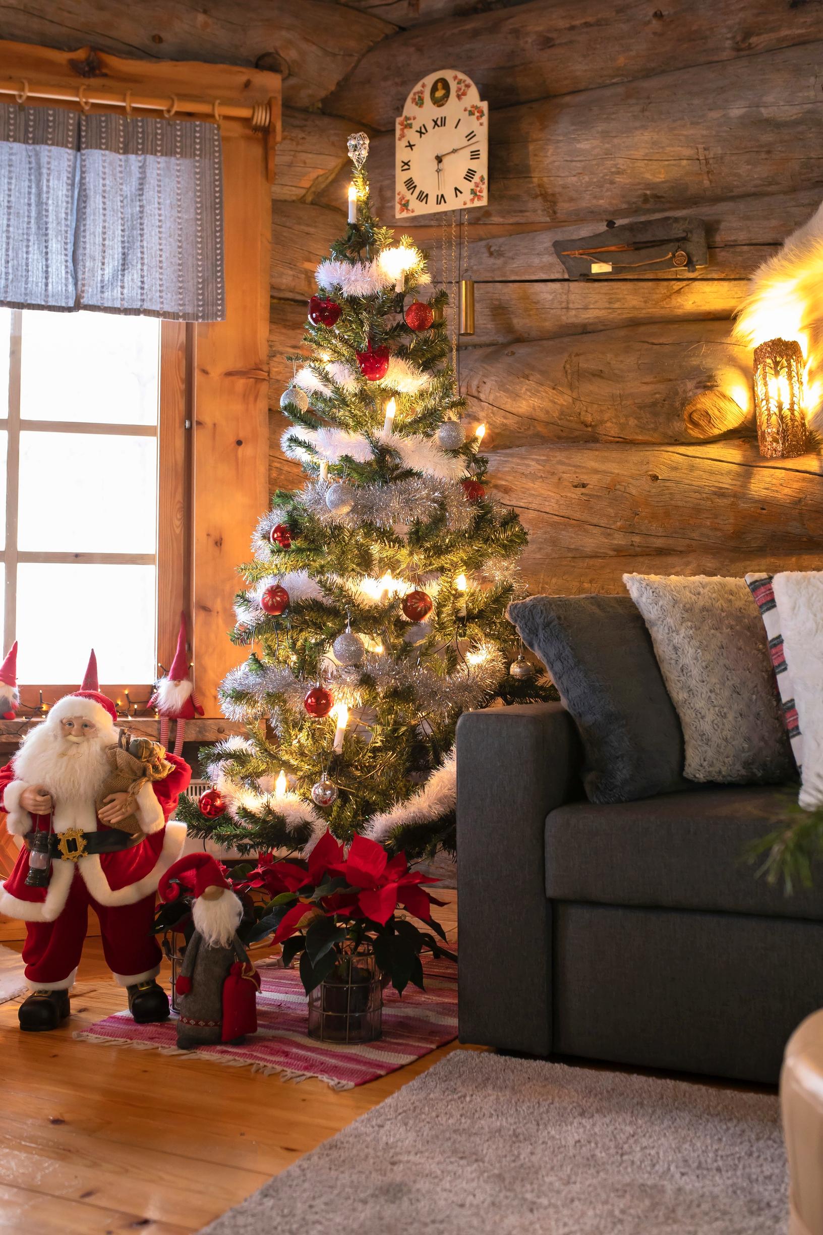 Joulukuusi, tonttuja ja sohva.