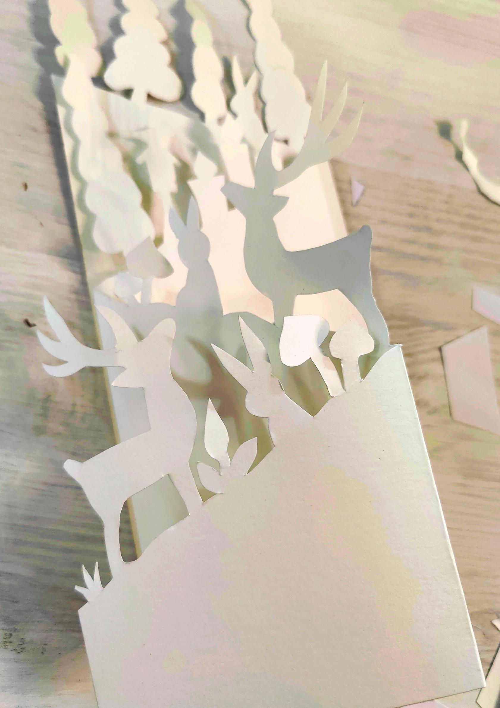 Haitariksi taiteltu paperimaisema