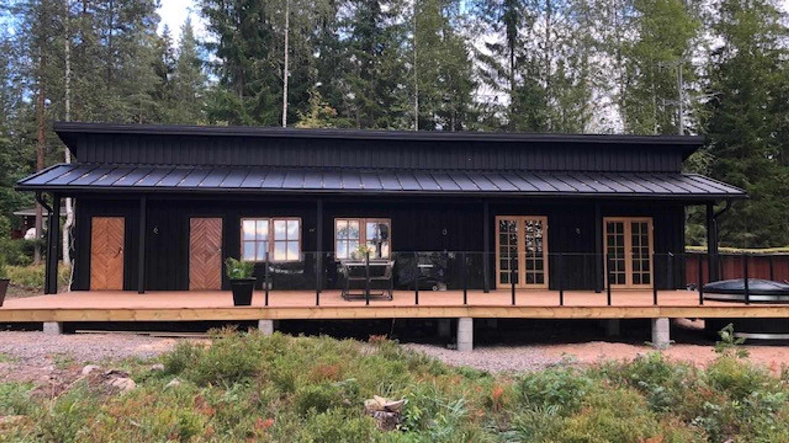 Uskomaton aikahyppy! Marin perheen 70-lukulainen pikkumökki muuttui moderniksi lomaunelmaksi