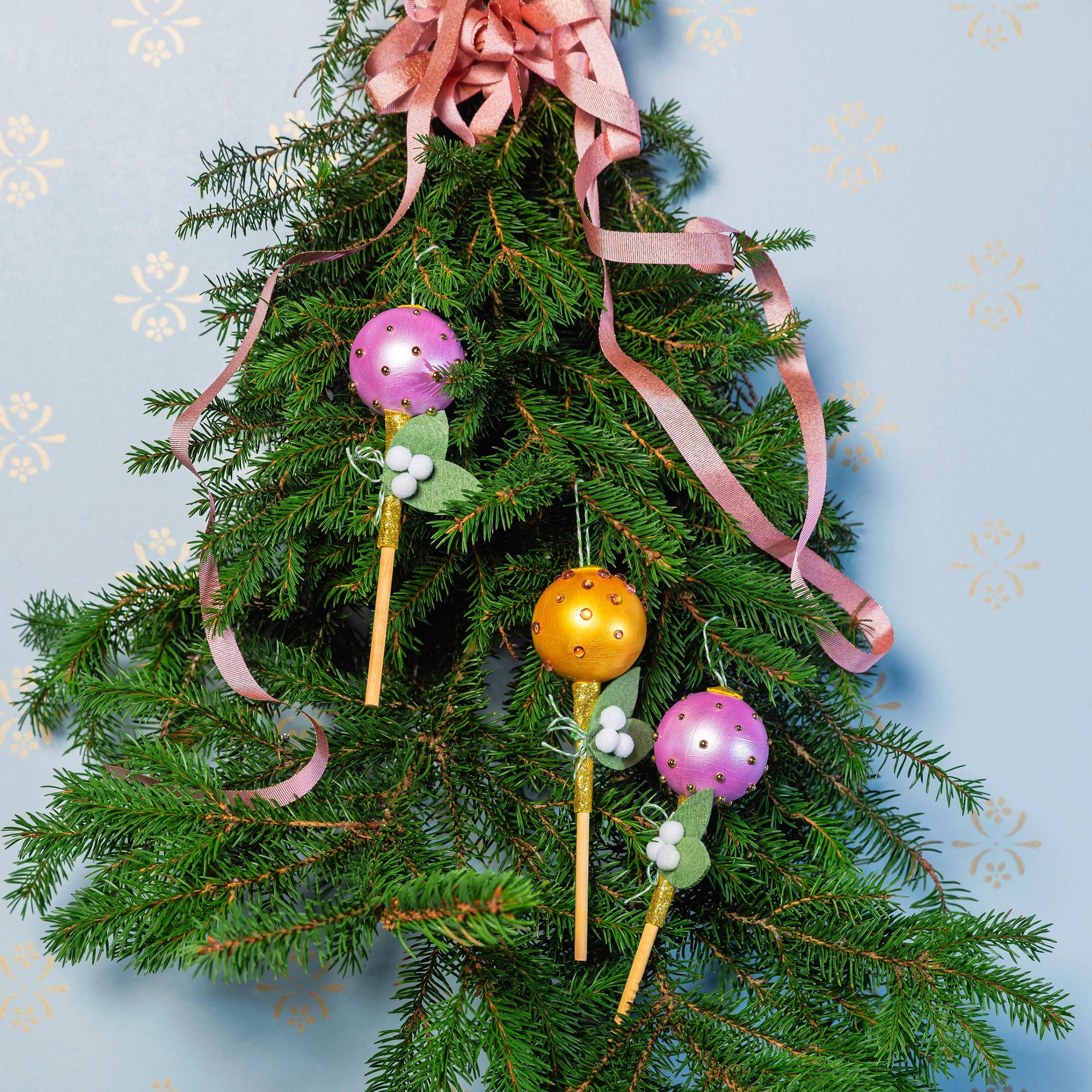 Kuusen karkkipäivä! Tuunaa vanhoista joulupalloista söpöt tikkarikoristeet