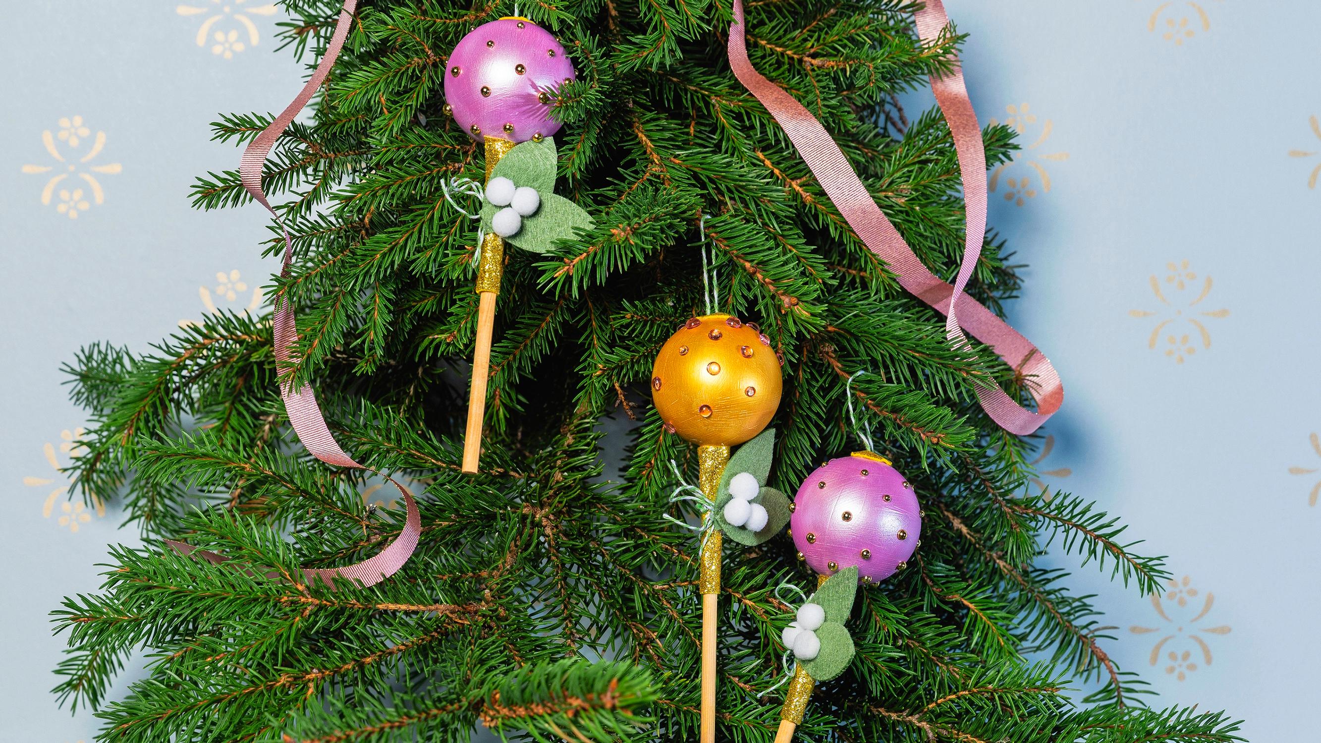 Kuusen karkkipäivä! Tuunaa vanhoista joulupalloista söpöt tikkarikoristeet