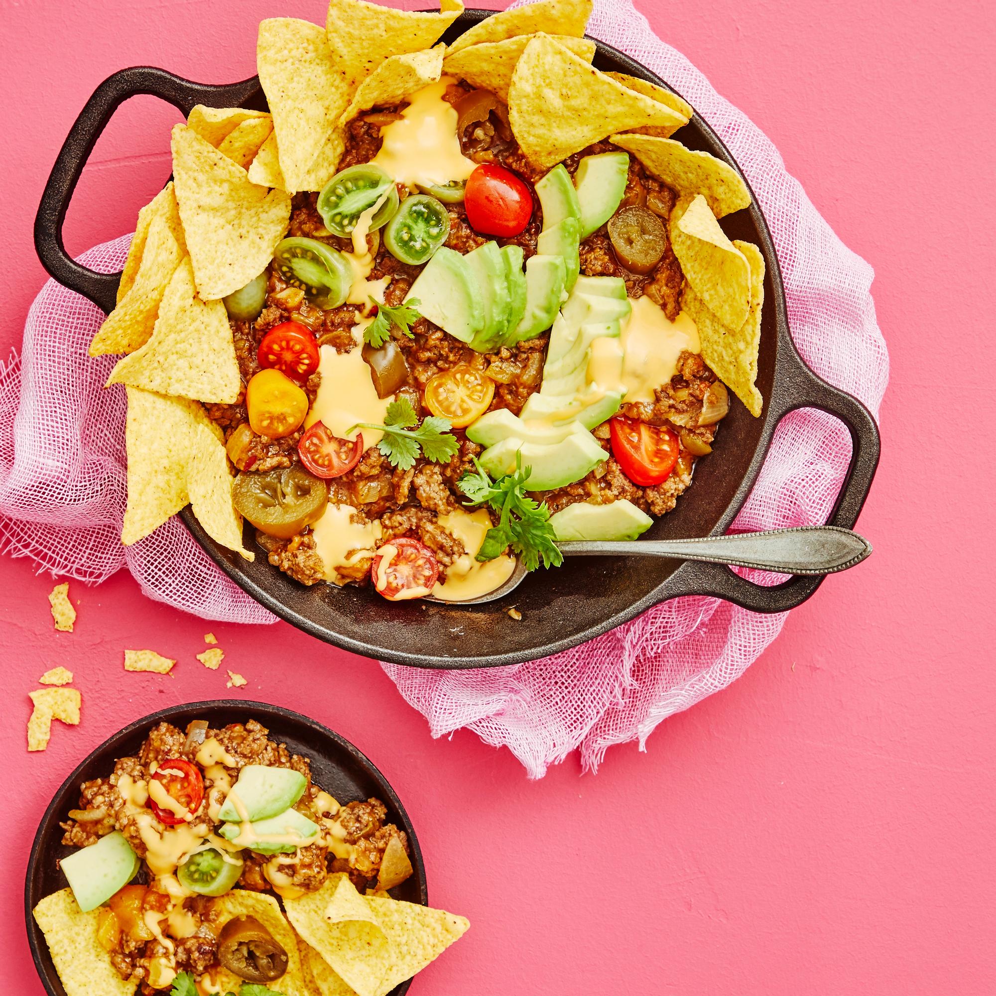 Oikaiseminen sallittu! Koko perheen nachopannu saa piristystä hedelmäisestä salsakastikkeesta 