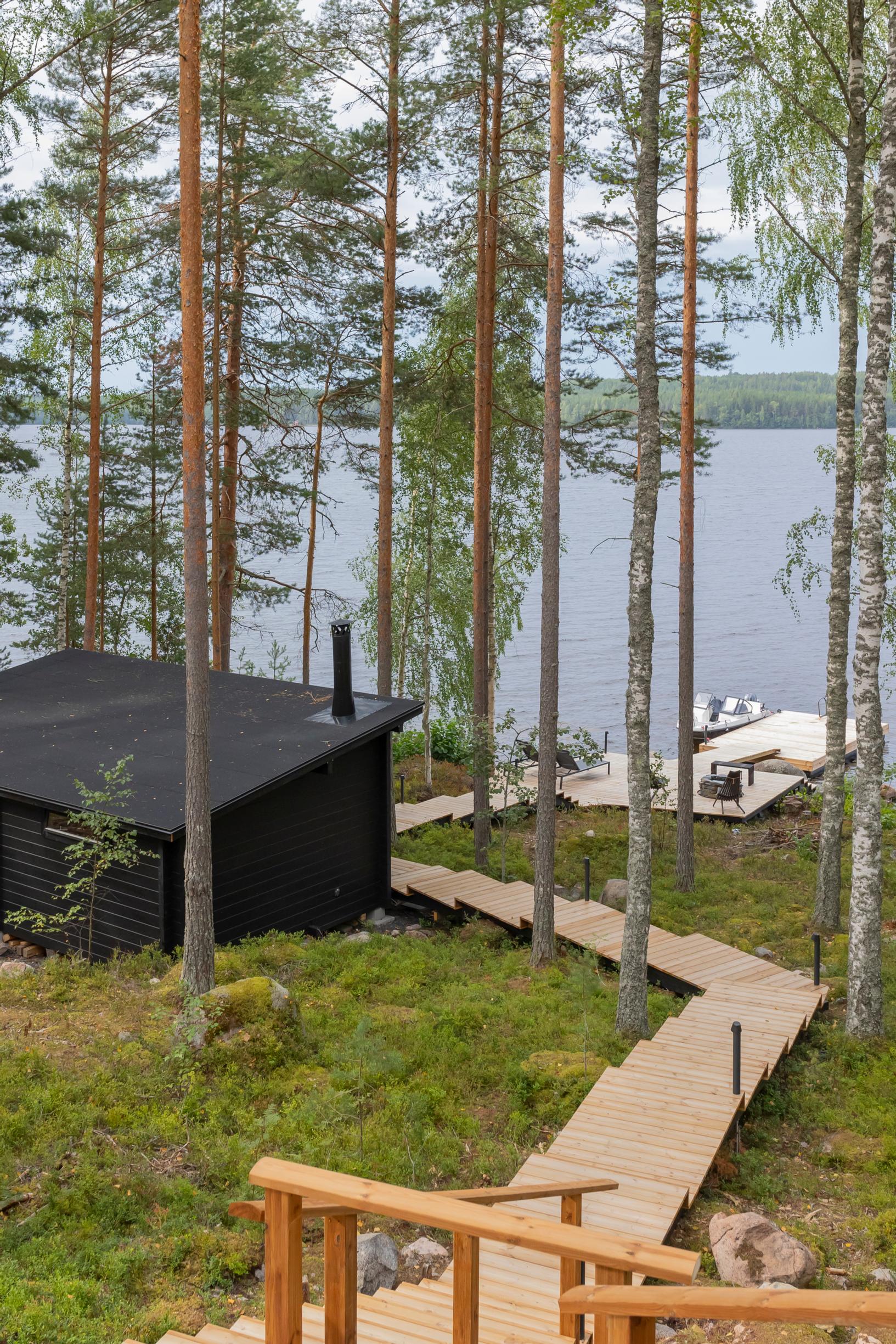 Pauliina Räisäsen ja Vertti Harjuniemen musta rantasauna, portaat ja järvi