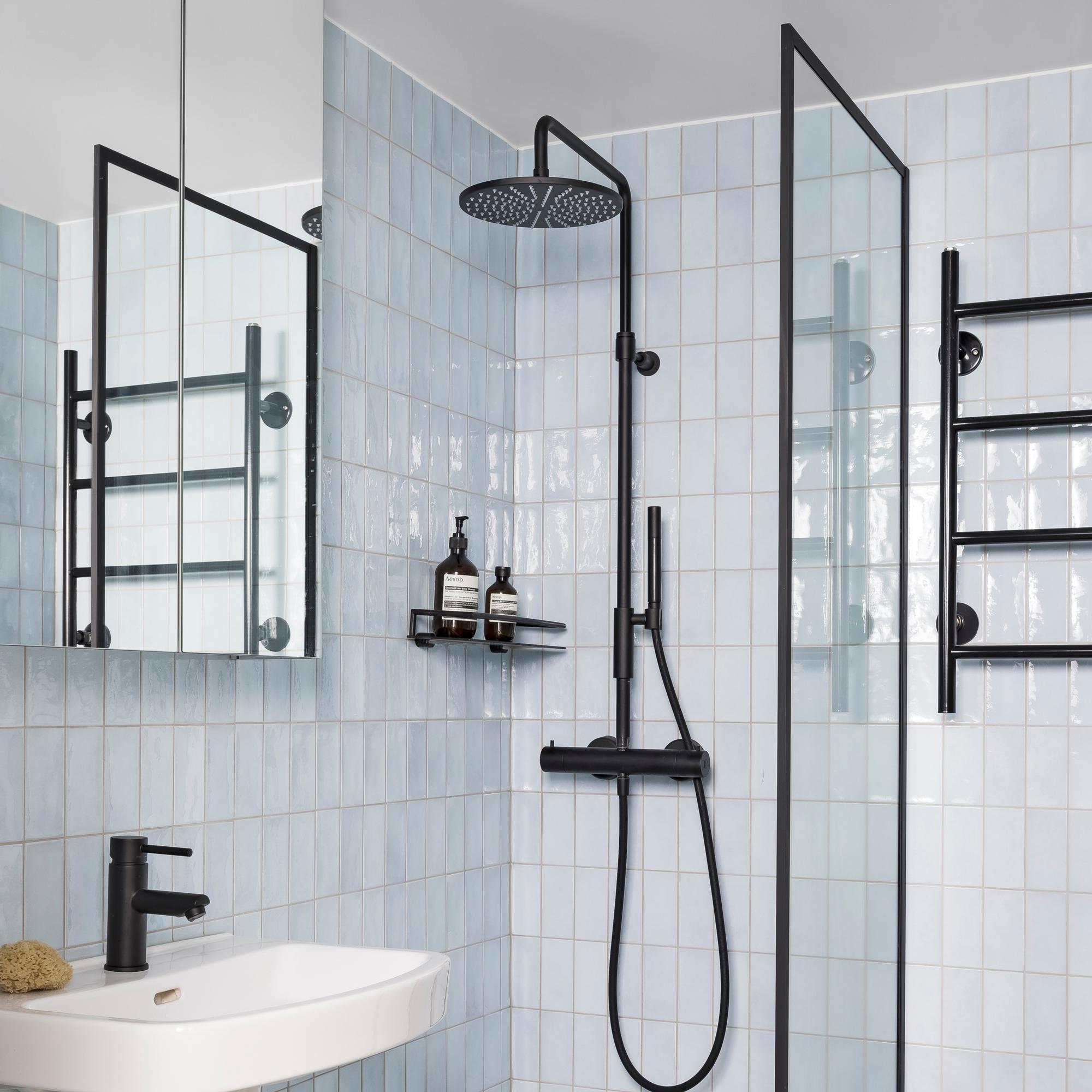 1960-luvun svengiä ja lisätilaa pyykkihuollolle – nuorenparin pieni kylpyhuone koki täydellisen muodonmuutoksen