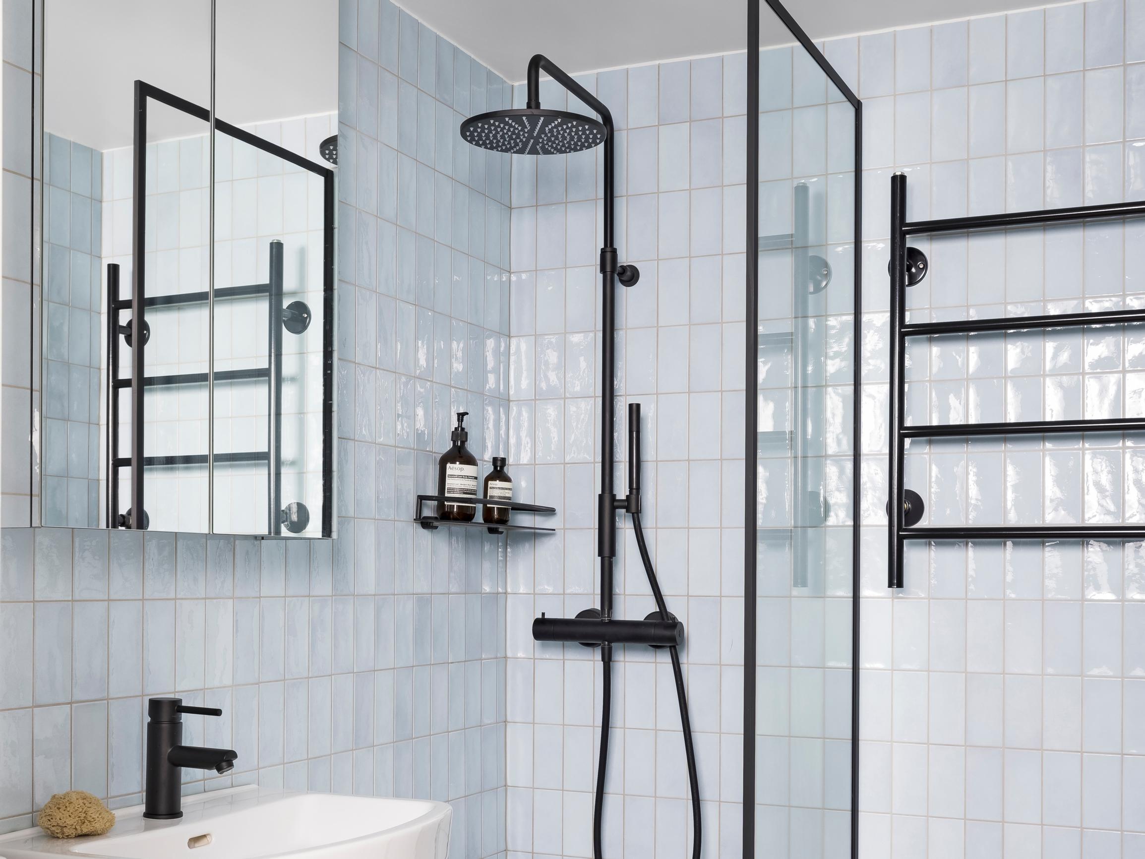 1960-luvun svengiä ja lisätilaa pyykkihuollolle – nuorenparin pieni kylpyhuone koki täydellisen muodonmuutoksen