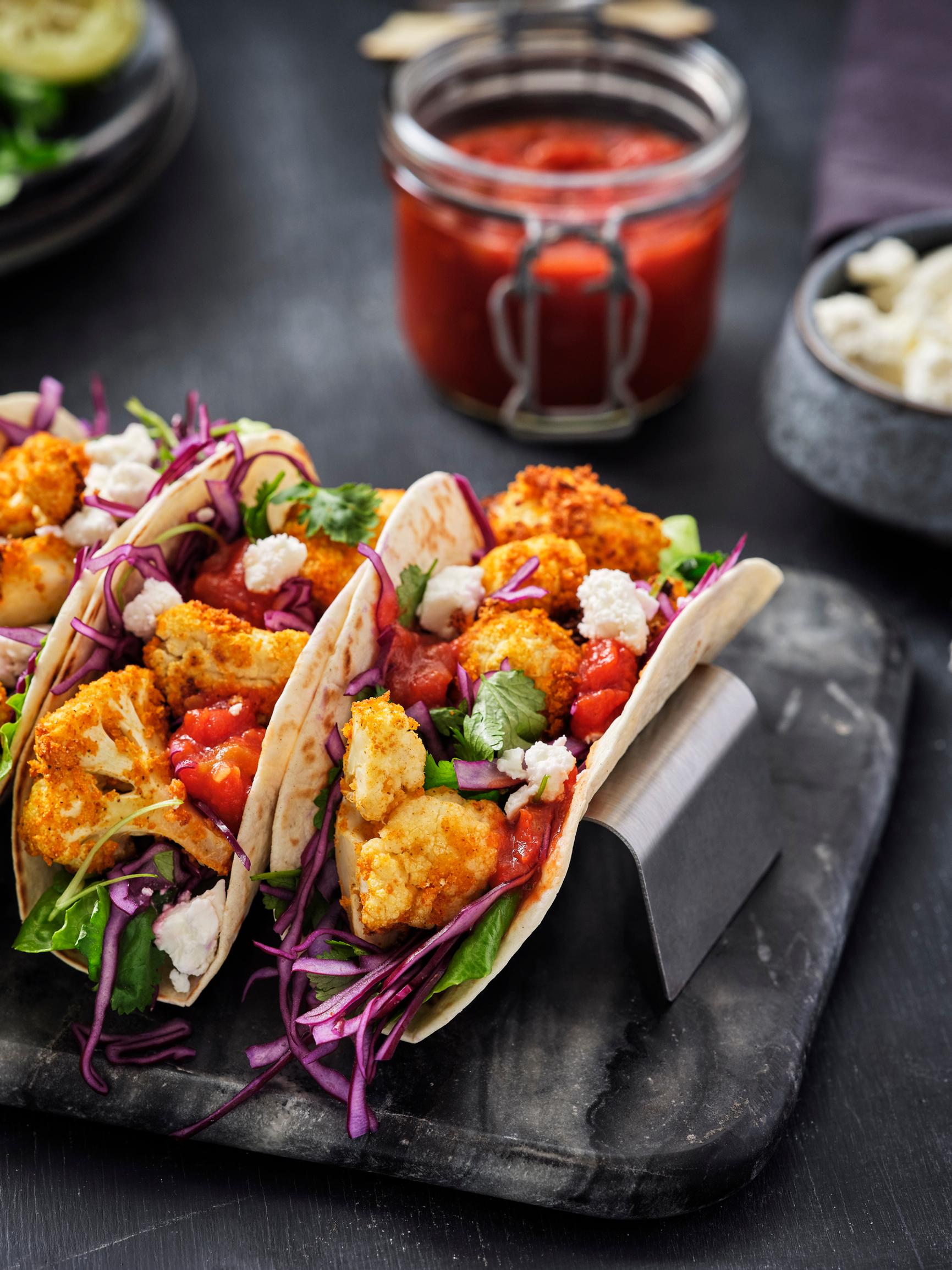  Rapeat kukkakaalitortillat chipotle-papusalsalla – maistuva texmex-ruoka muillekin kuin kasvissyöjille