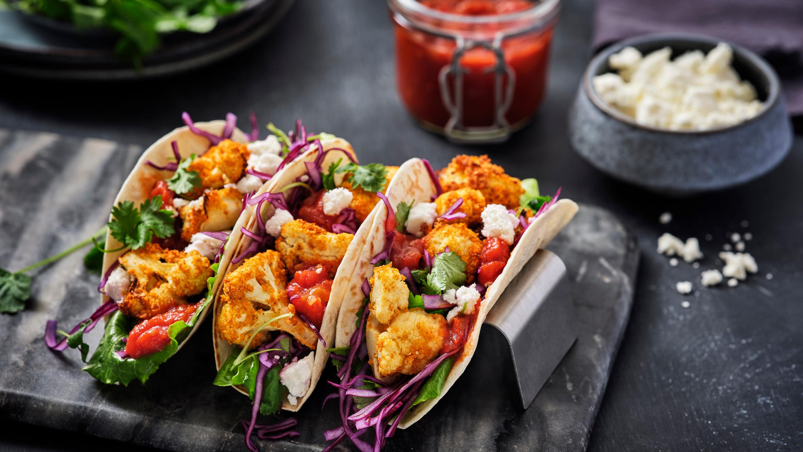  Rapeat kukkakaalitortillat chipotle-papusalsalla – maistuva texmex-ruoka muillekin kuin kasvissyöjille