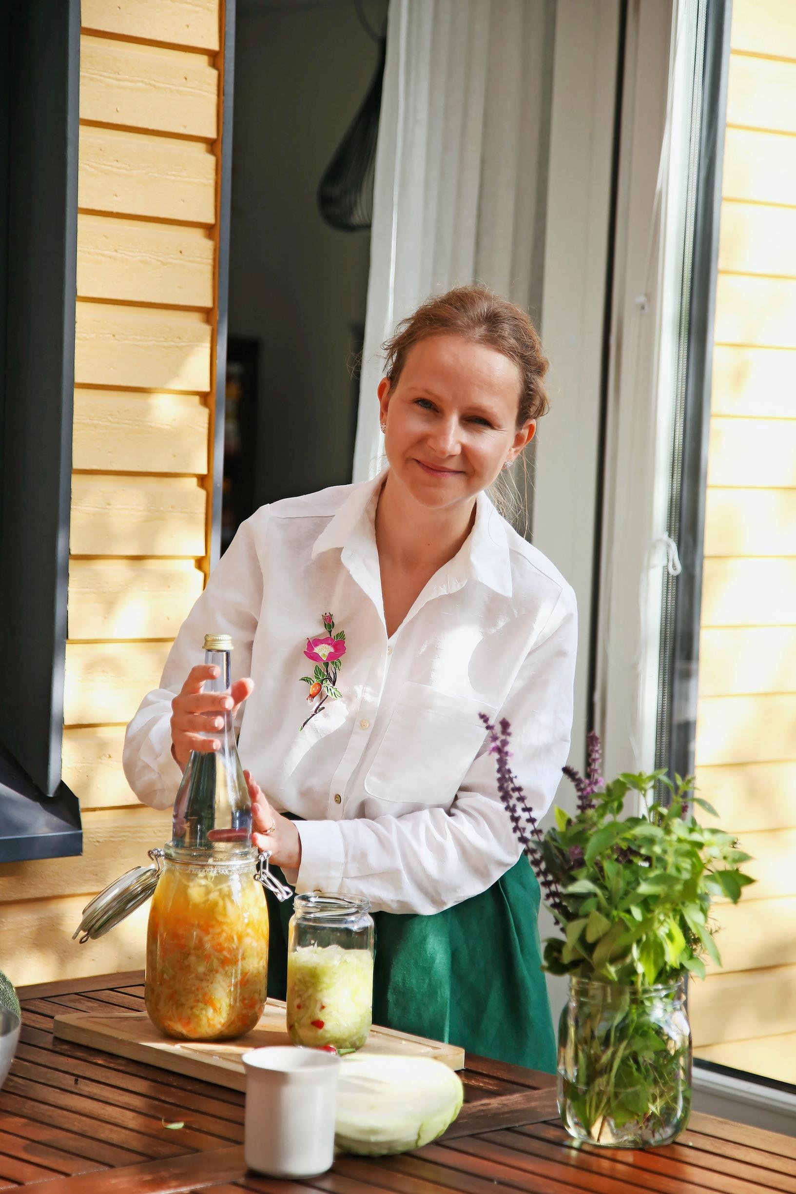 Anna tekemässä pikahapankaalia.