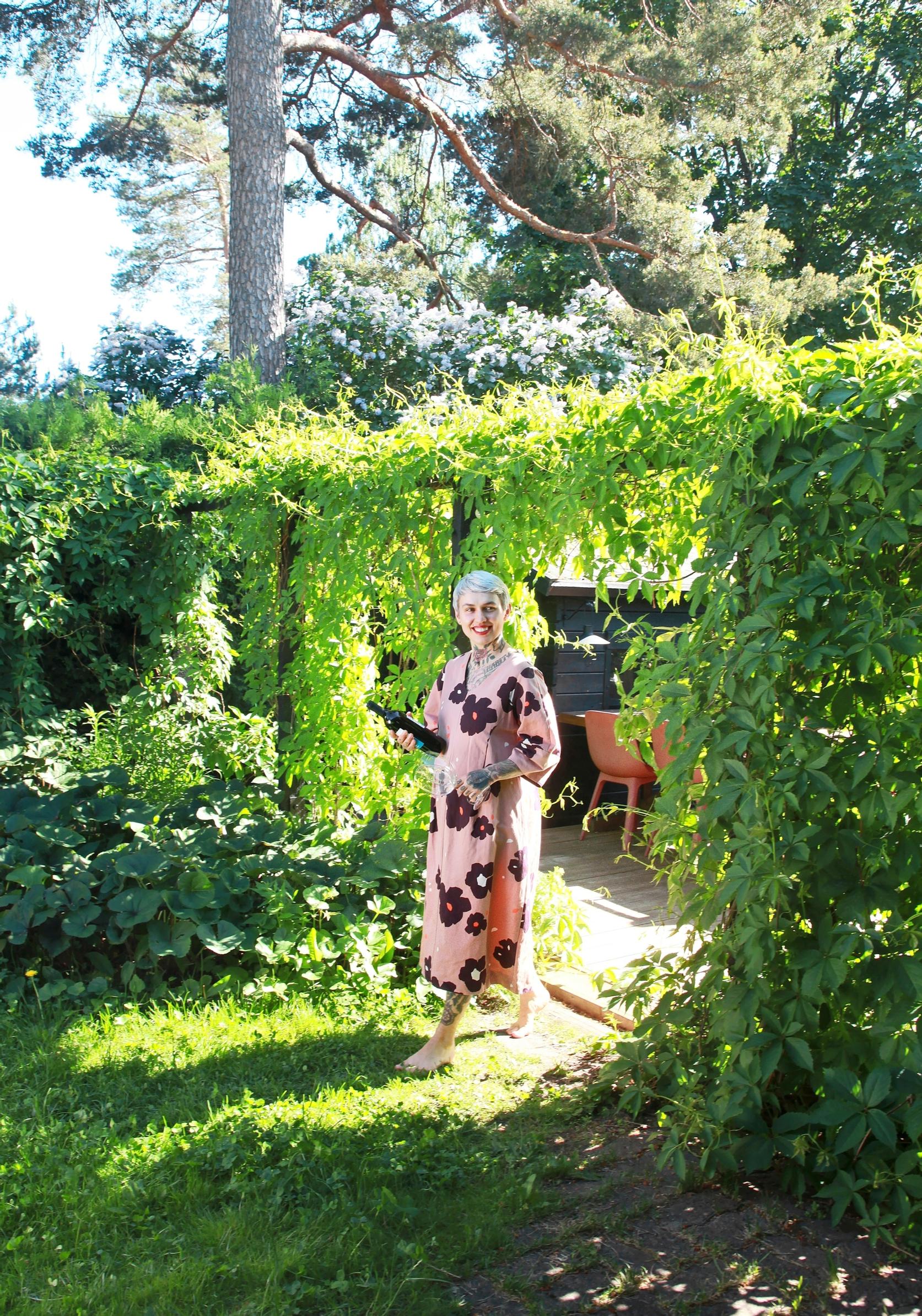 Seinäpergola ja villiviini.
