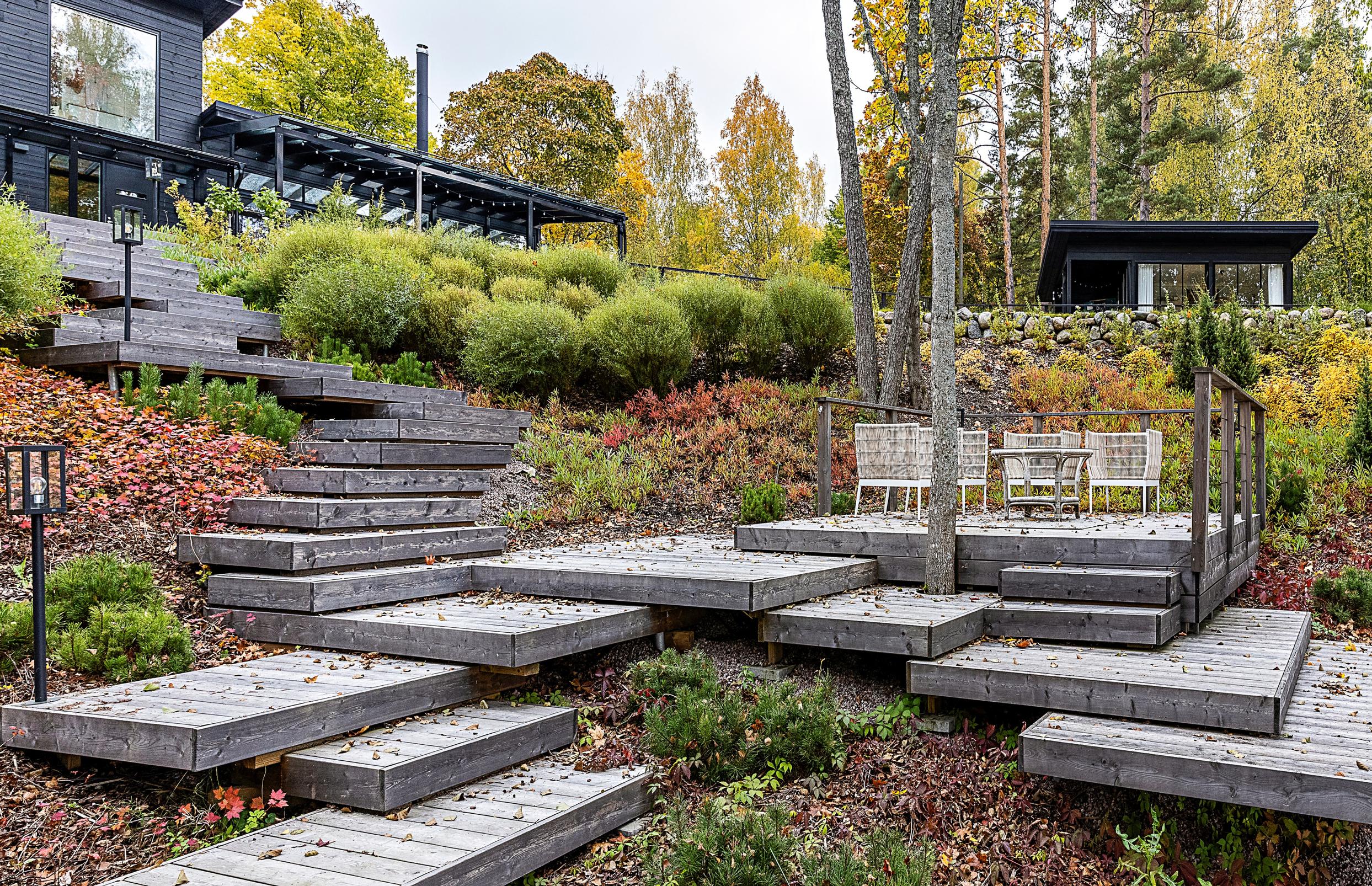 Jyrkkään rinteeseen rakennettu terassi