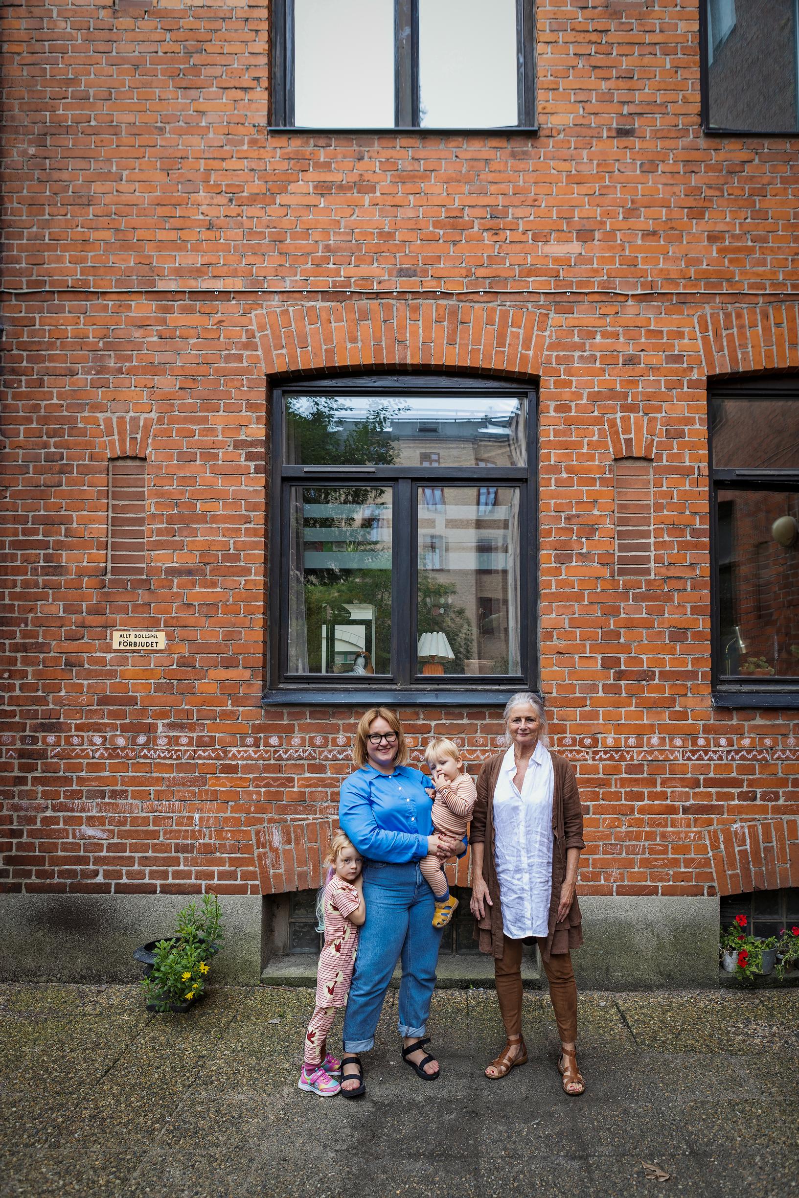 anniina urho, lapset ja anoppi kotitalon edustalla malmössä