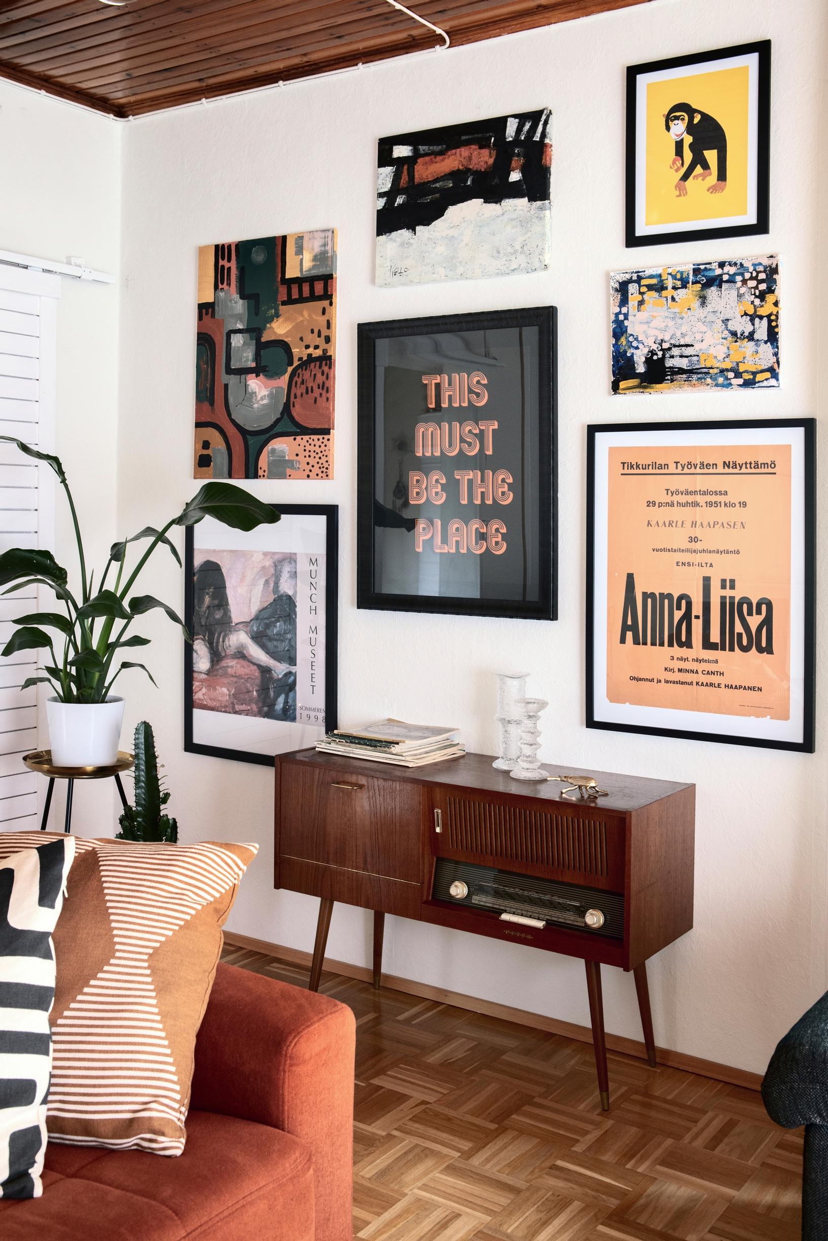 Vanha radio olohuoneessa