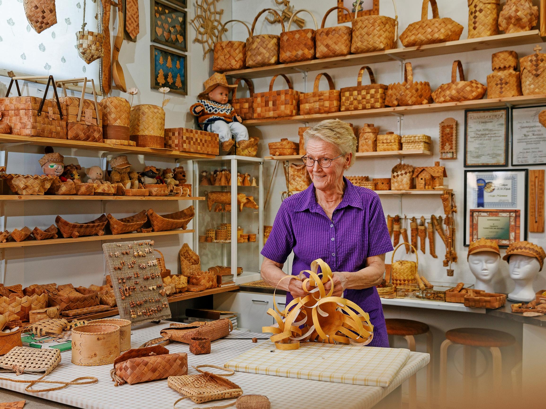 Tuohi taipuu Maija Nurmisen käsissä vaikka mihin – ”Jos kysytään, voiko jotakin tehdä tuohesta, kokeilen”