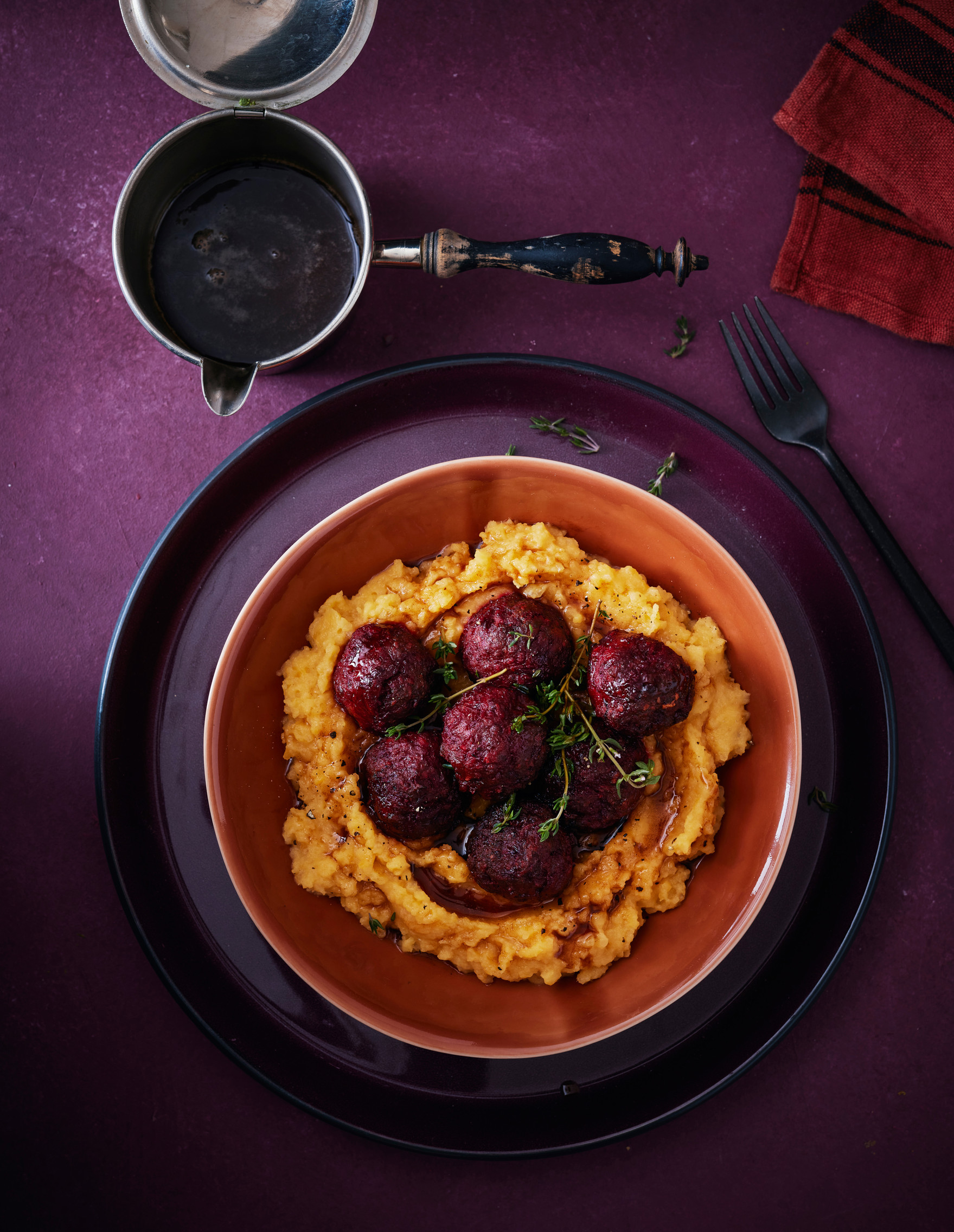 Punajuuri-lihapyörykät ja lanttumuusi – resepti | Maku