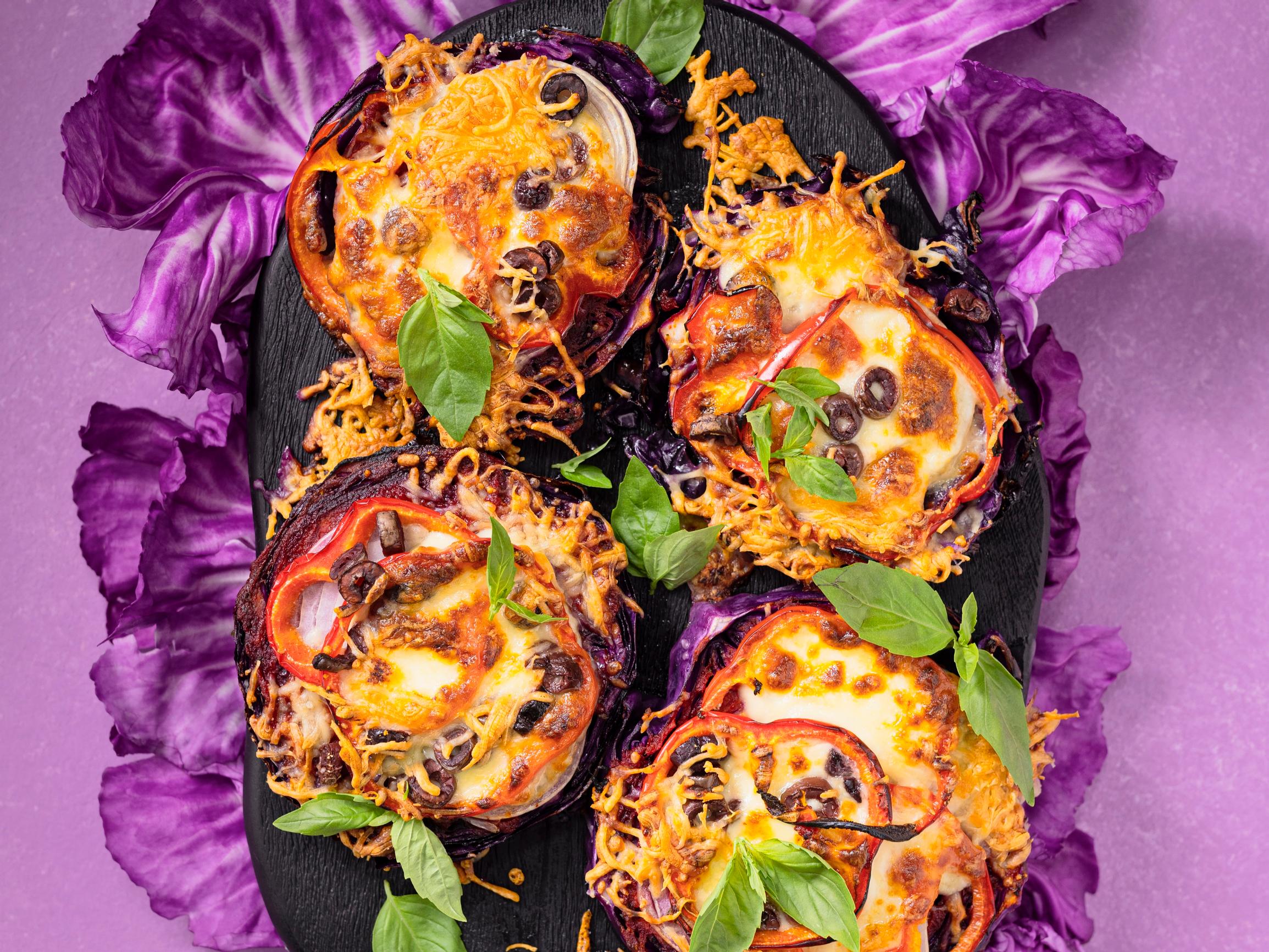 Sehän on kaalikiekkopizza! Ihastu pizzan veikeään versioon, jossa pohjana toimii punakaalisiivu