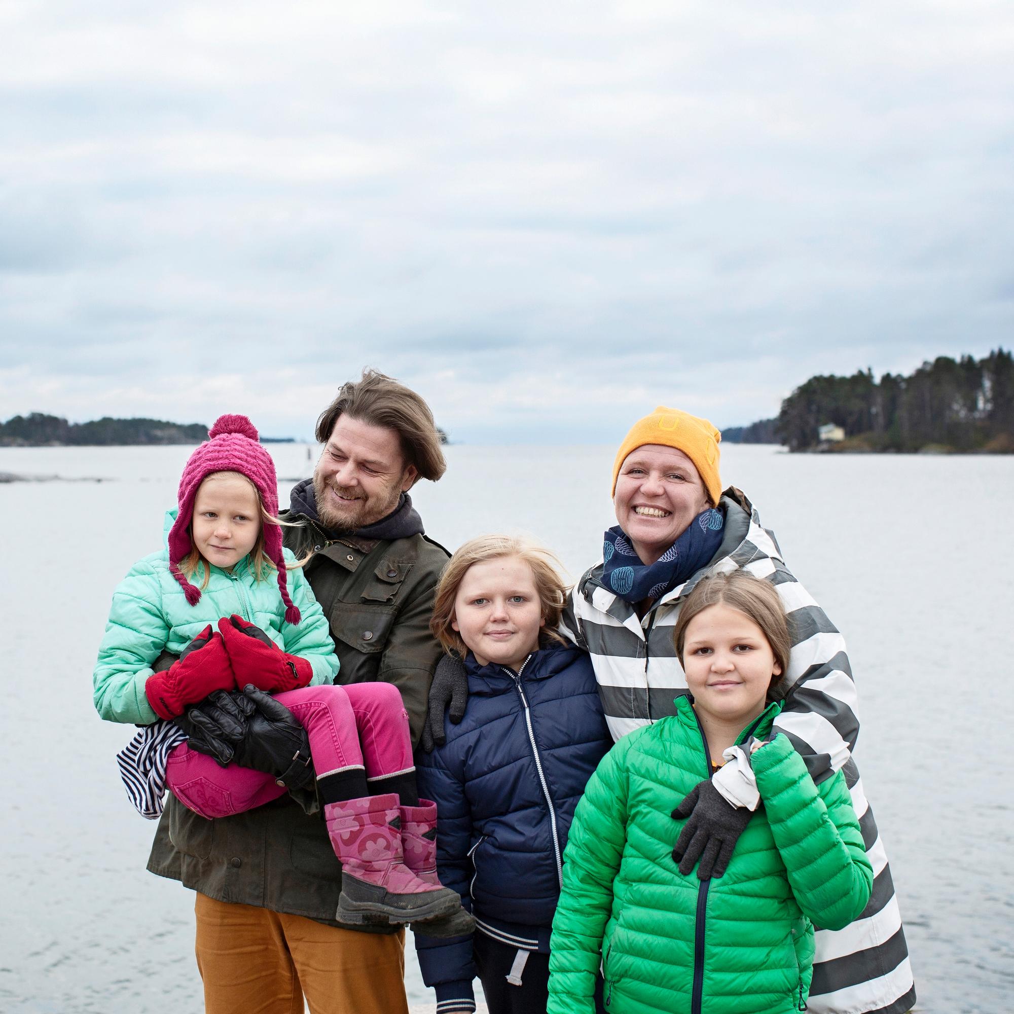 Tuomon ja Riikan lapsiperheen koti oli neljän vuoden ajan purjevene – ”Halusimme irti siitä, että koko perheen yhteistä aikaa on vain puoli tuntia illassa”