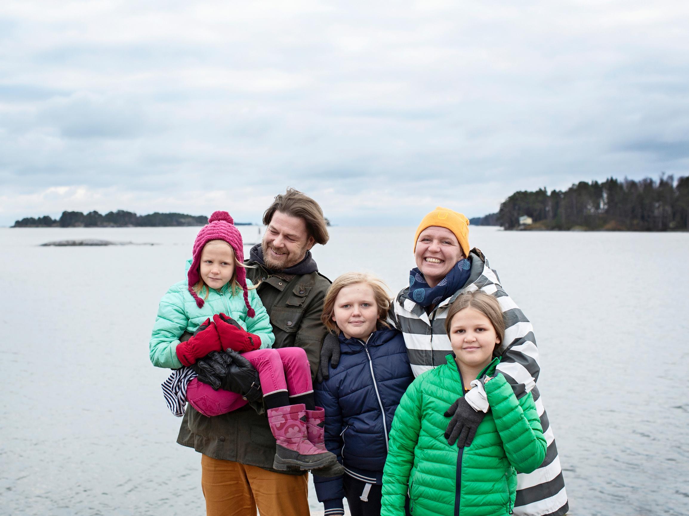 Tuomon ja Riikan lapsiperheen koti oli neljän vuoden ajan purjevene – ”Halusimme irti siitä, että koko perheen yhteistä aikaa on vain puoli tuntia illassa”