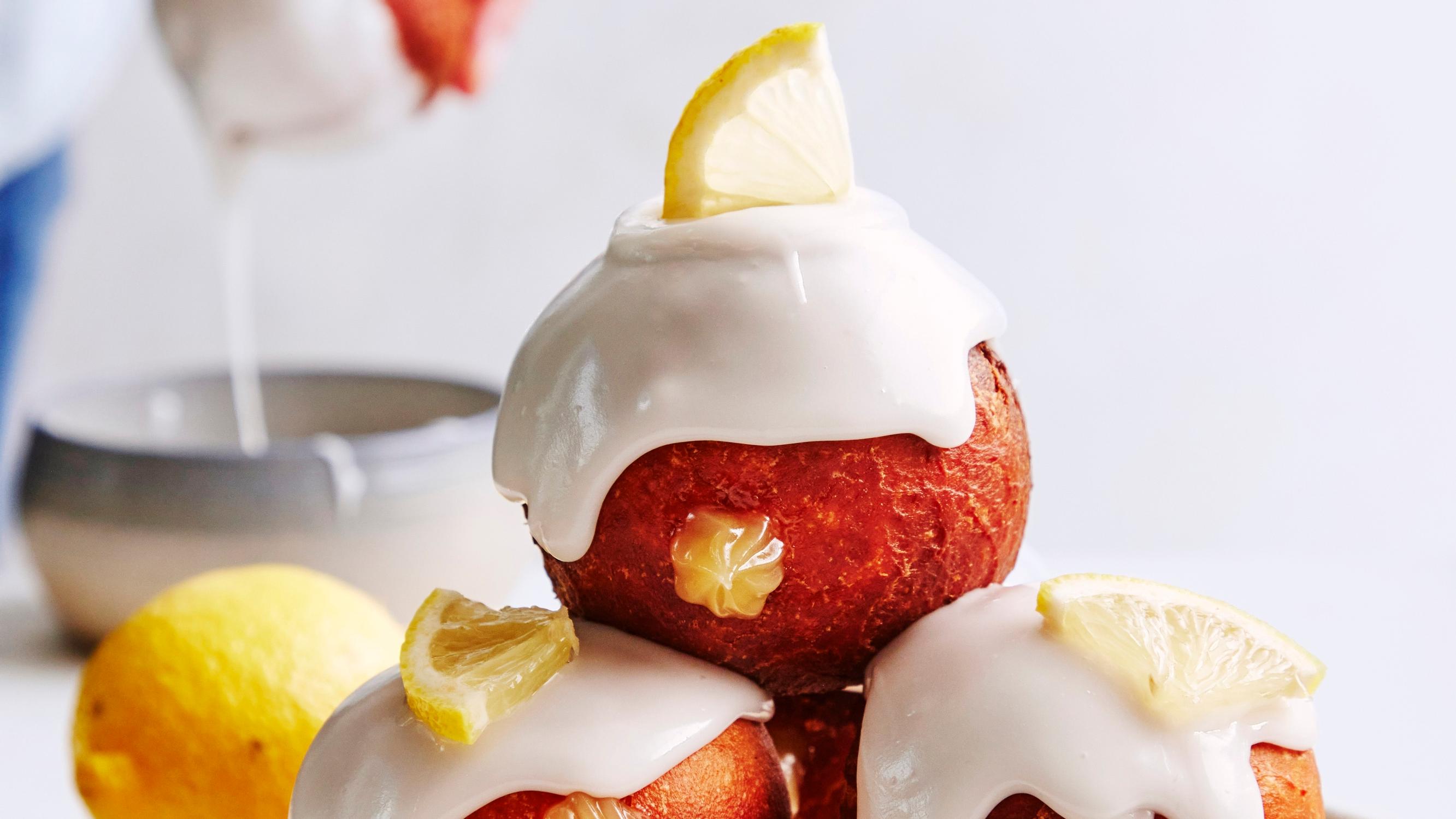 Sisällä sitruunasydän! Herkullisen tahmaiset pomadamunkit täytetään lemon curd -tahnalla