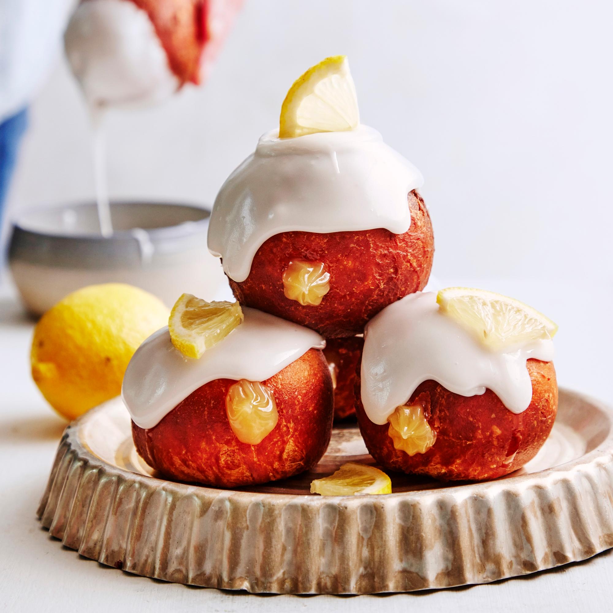 Sisällä sitruunasydän! Herkullisen tahmaiset pomadamunkit täytetään lemon curd -tahnalla