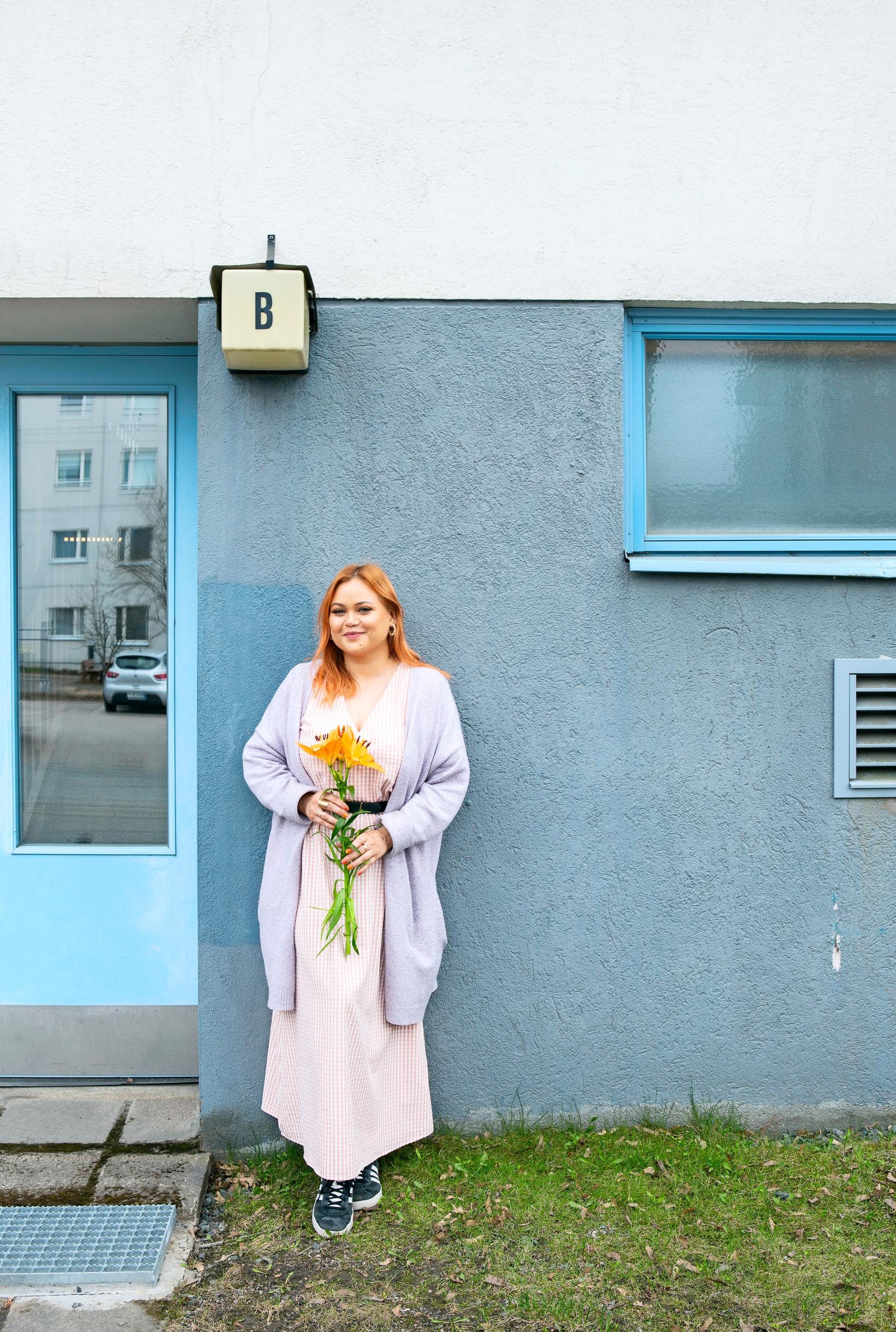 Nelli Alho kotitalonsa ulkopuolella