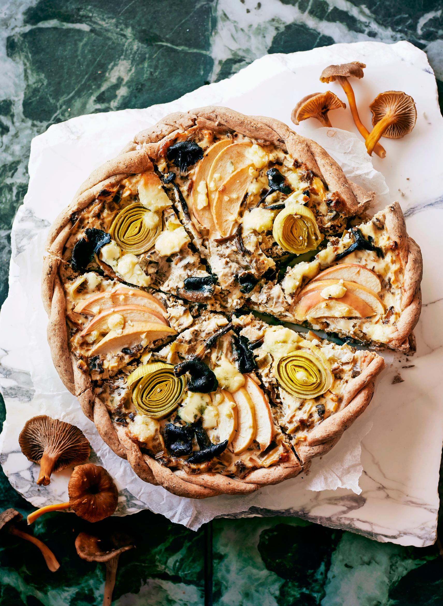 Suppilovahvero-omenapiirakka – huikean hyvä sienipiirakka saa extramakua omenasta ja sinihomejuustosta