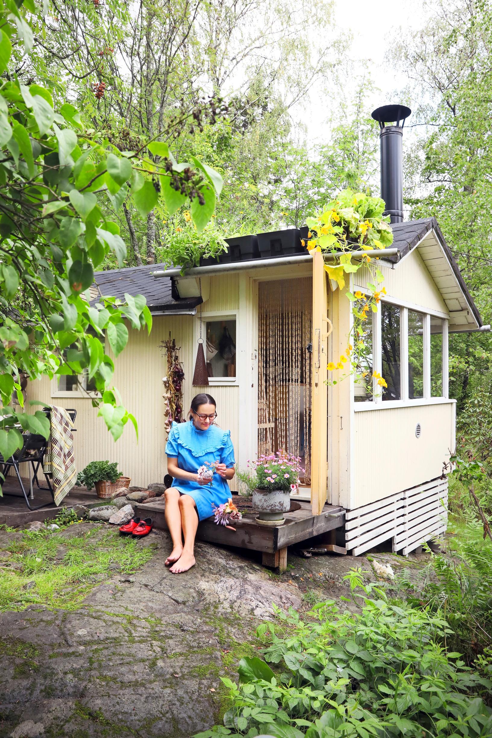 Lähiömutsi Hanne Valtari mökin portailla