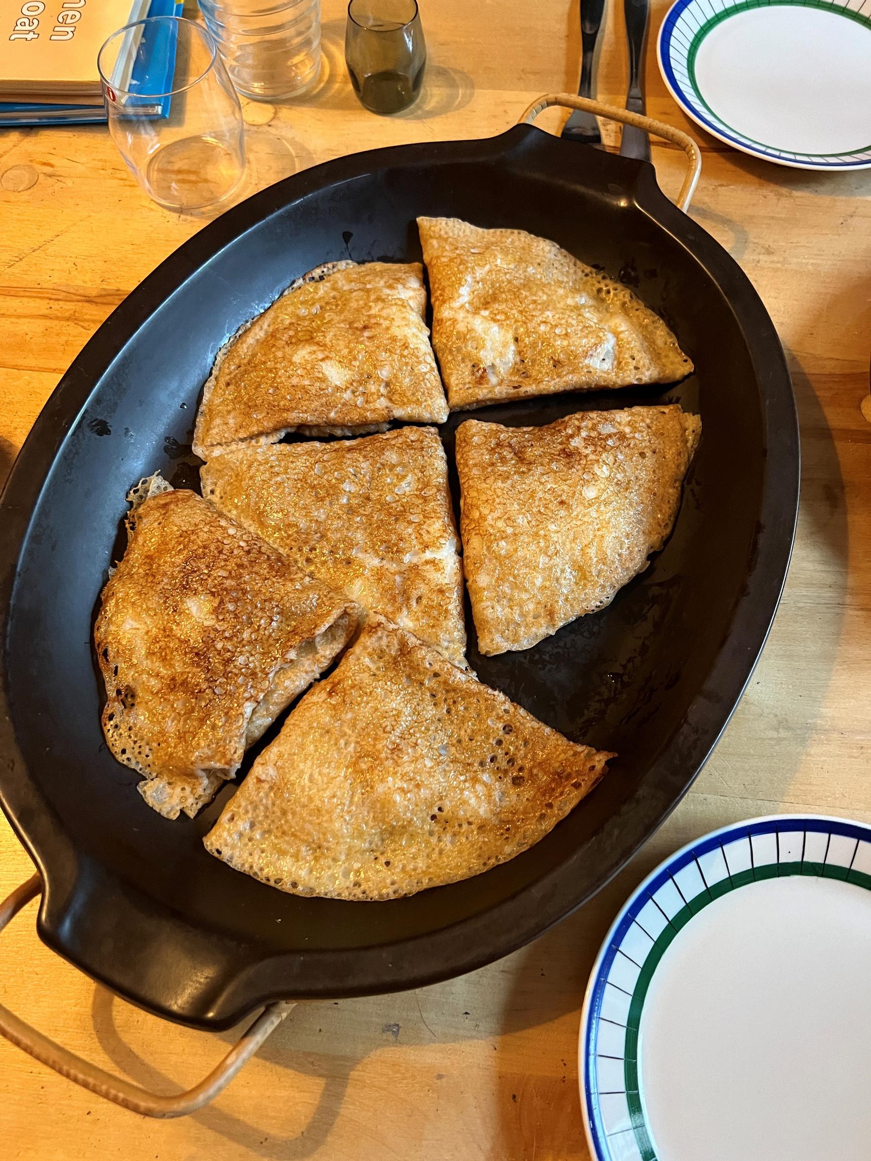 Lettuja pannulla.