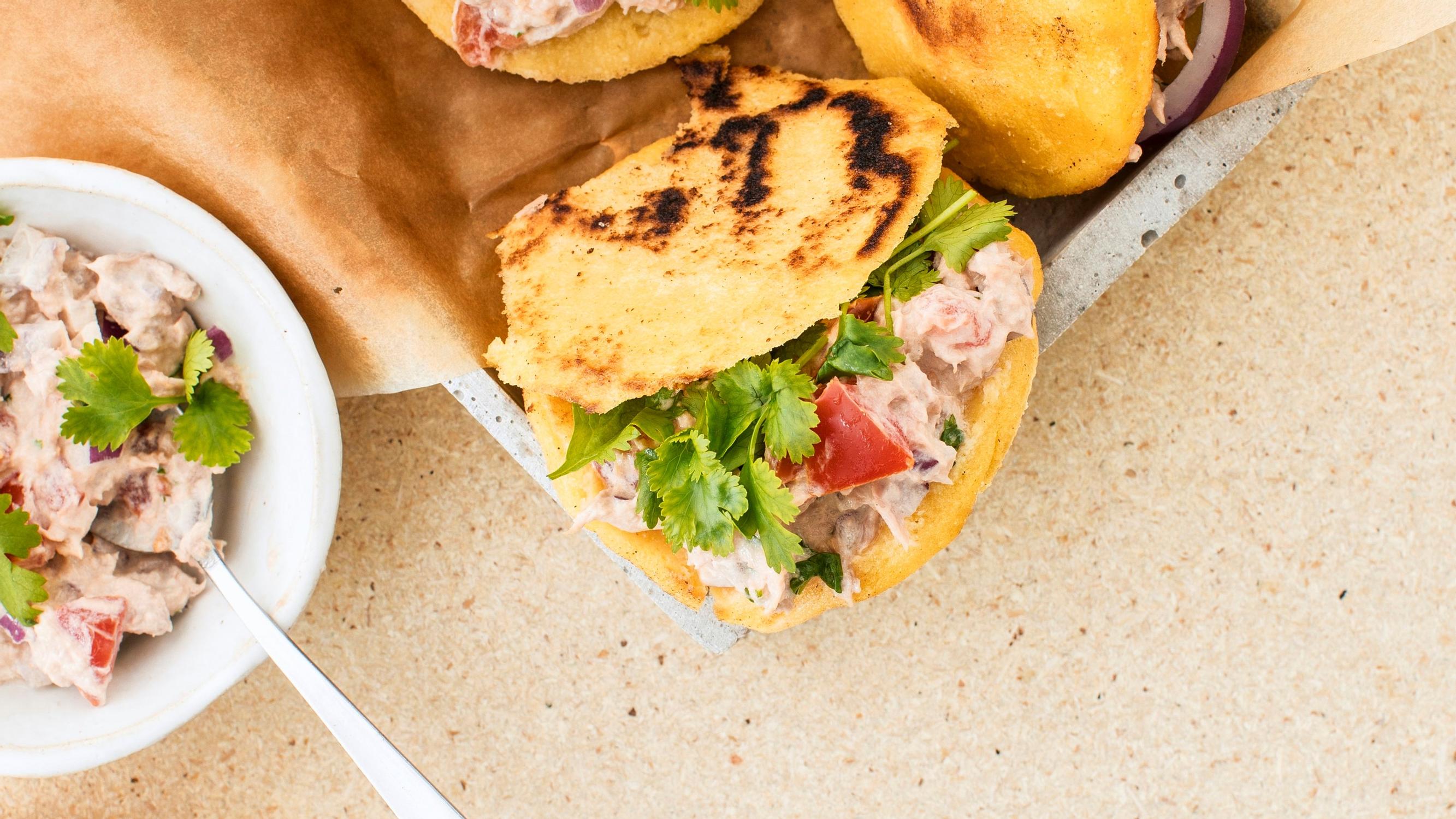 Eteläamerikkalaiset arepas-leivät haastavat perinteiset hampparit – herkullinen täyte valmistuu tonnikalasta ja kasviksista