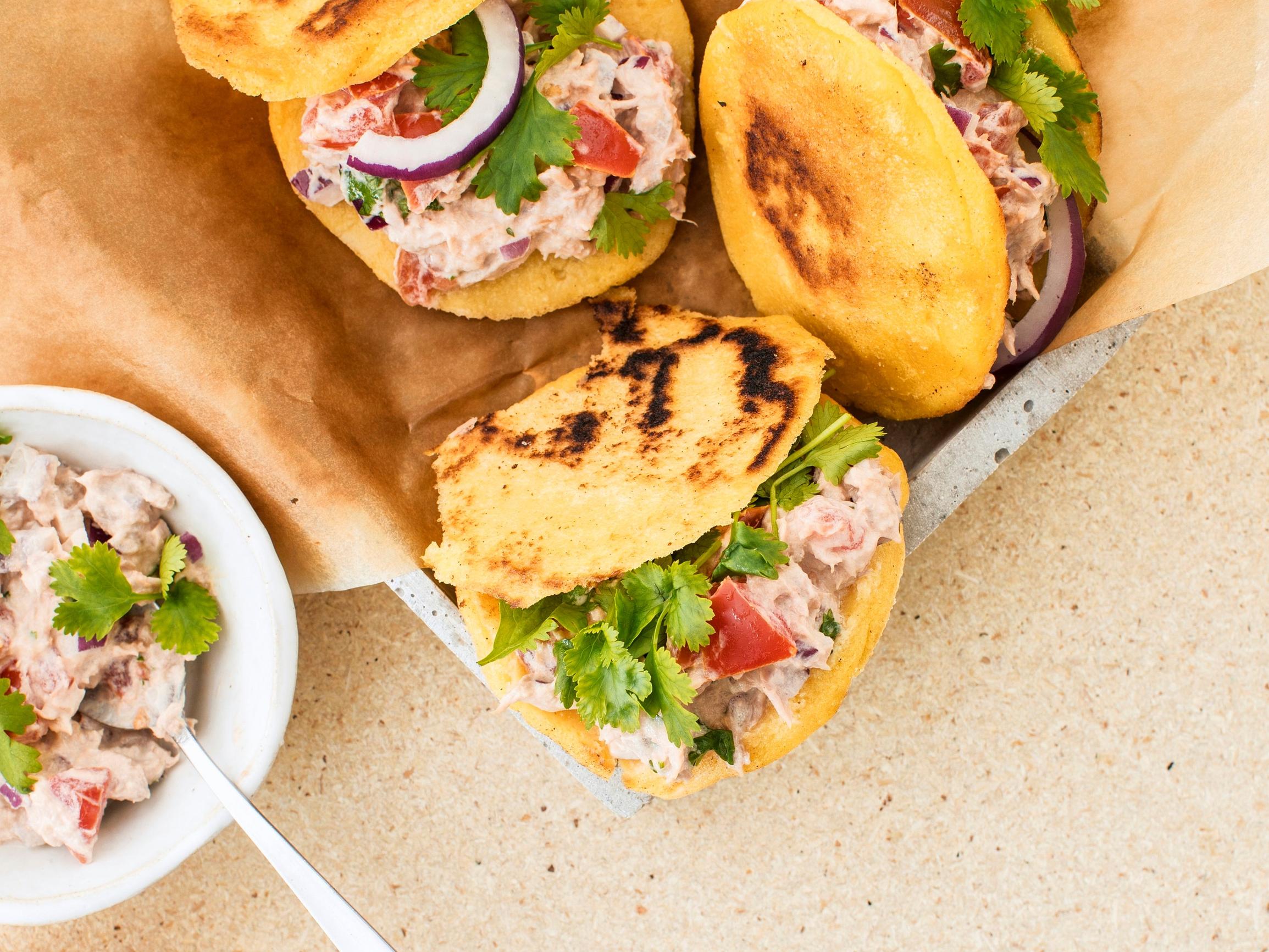 Eteläamerikkalaiset arepas-leivät haastavat perinteiset hampparit – herkullinen täyte valmistuu tonnikalasta ja kasviksista