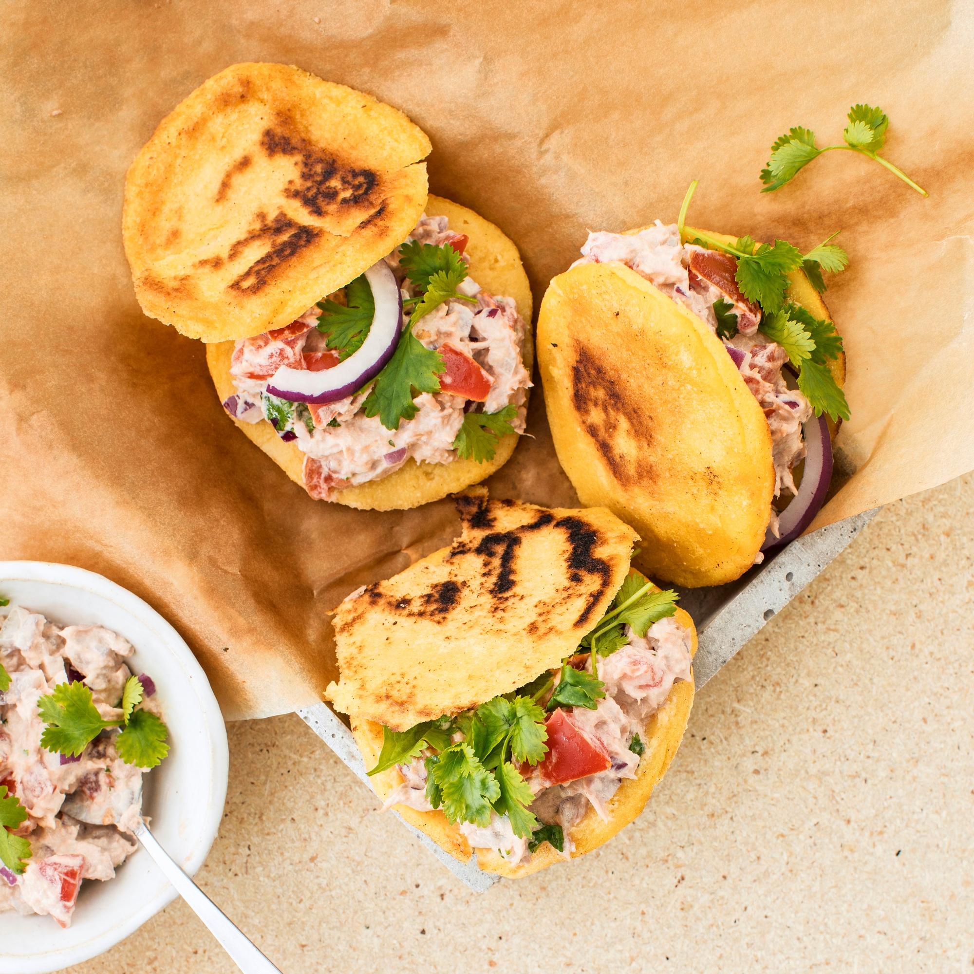 Eteläamerikkalaiset arepas-leivät haastavat perinteiset hampparit – herkullinen täyte valmistuu tonnikalasta ja kasviksista