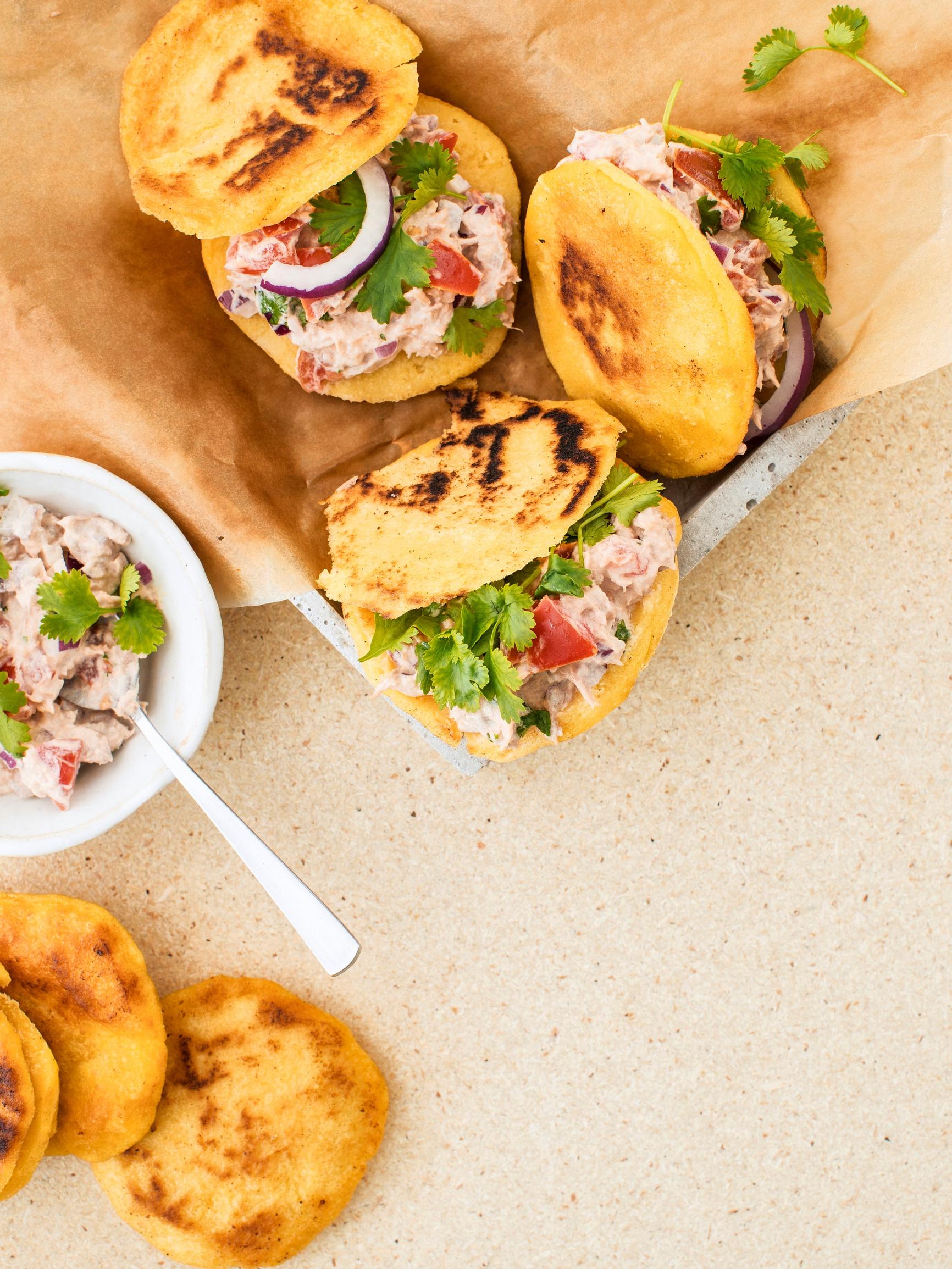 Eteläamerikkalaiset arepas-leivät haastavat perinteiset hampparit – herkullinen täyte valmistuu tonnikalasta ja kasviksista