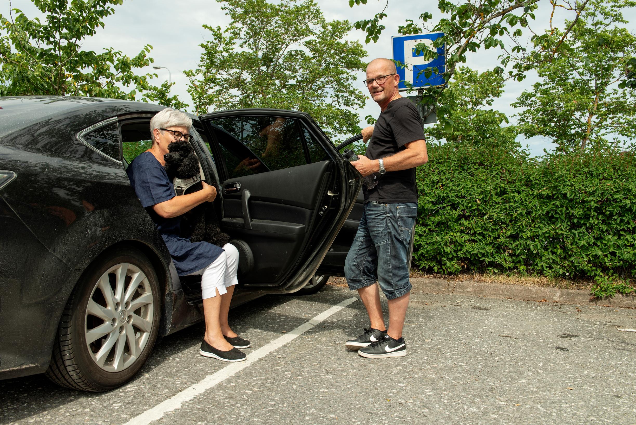 Tarja ja Markku parkkipaikalla