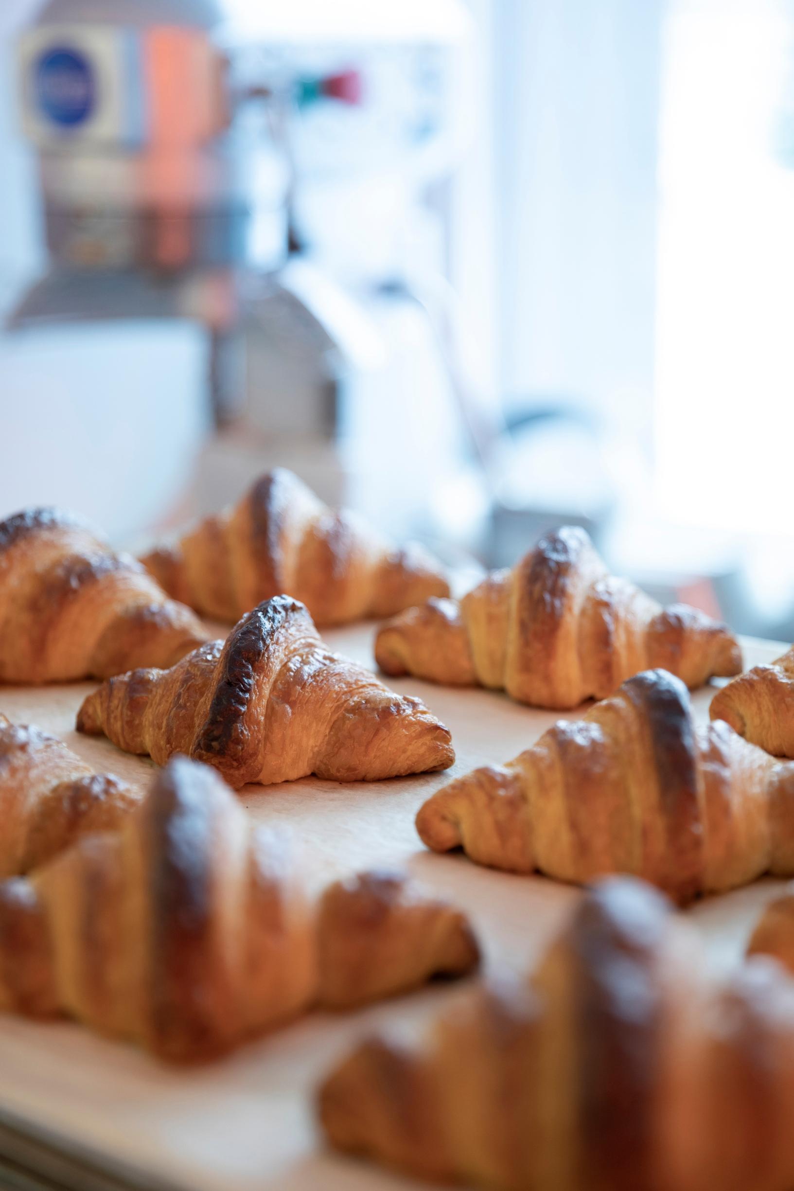 Juureen leivotut croissantit