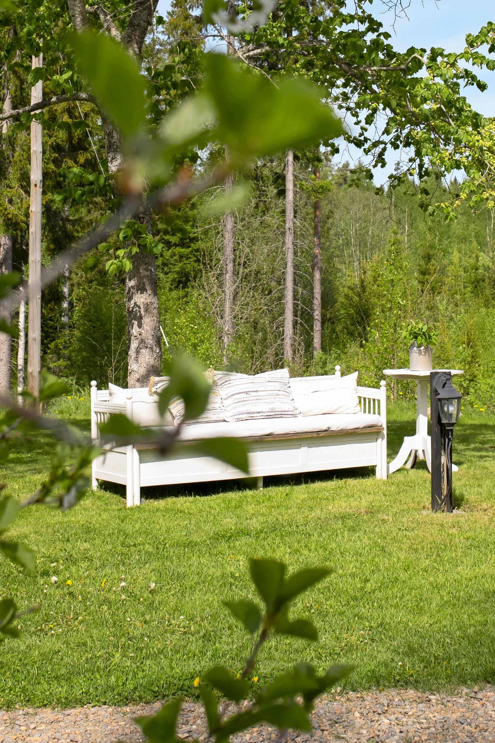 Puusohva nurmikolla