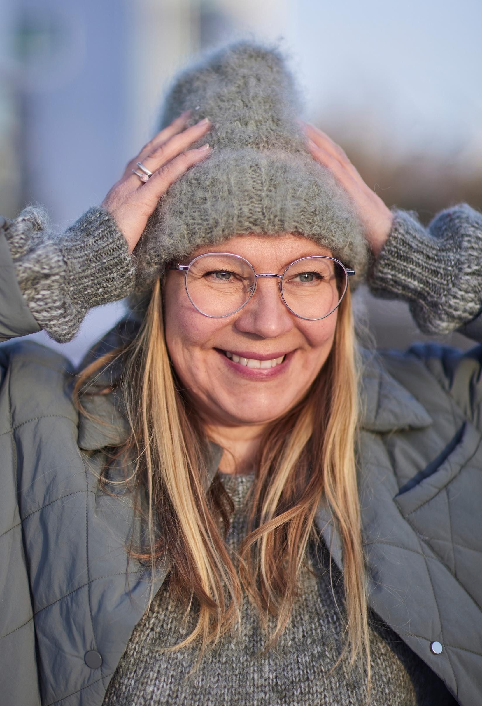 Pörröinen pipo päässä