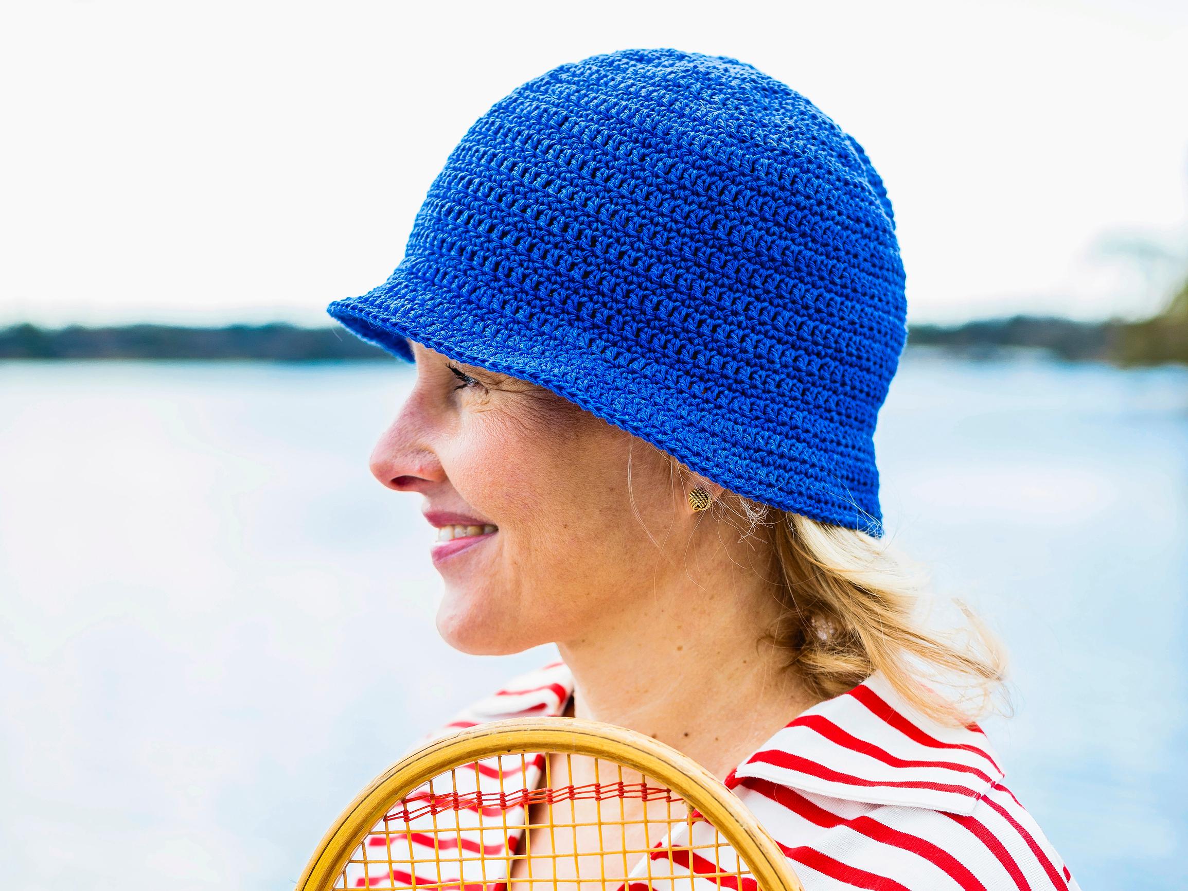 Kalastajahattu on monikäyttöinen asuste, joka suojaa päätä ja niskaa – näin virkkaat klassikkohatun itse