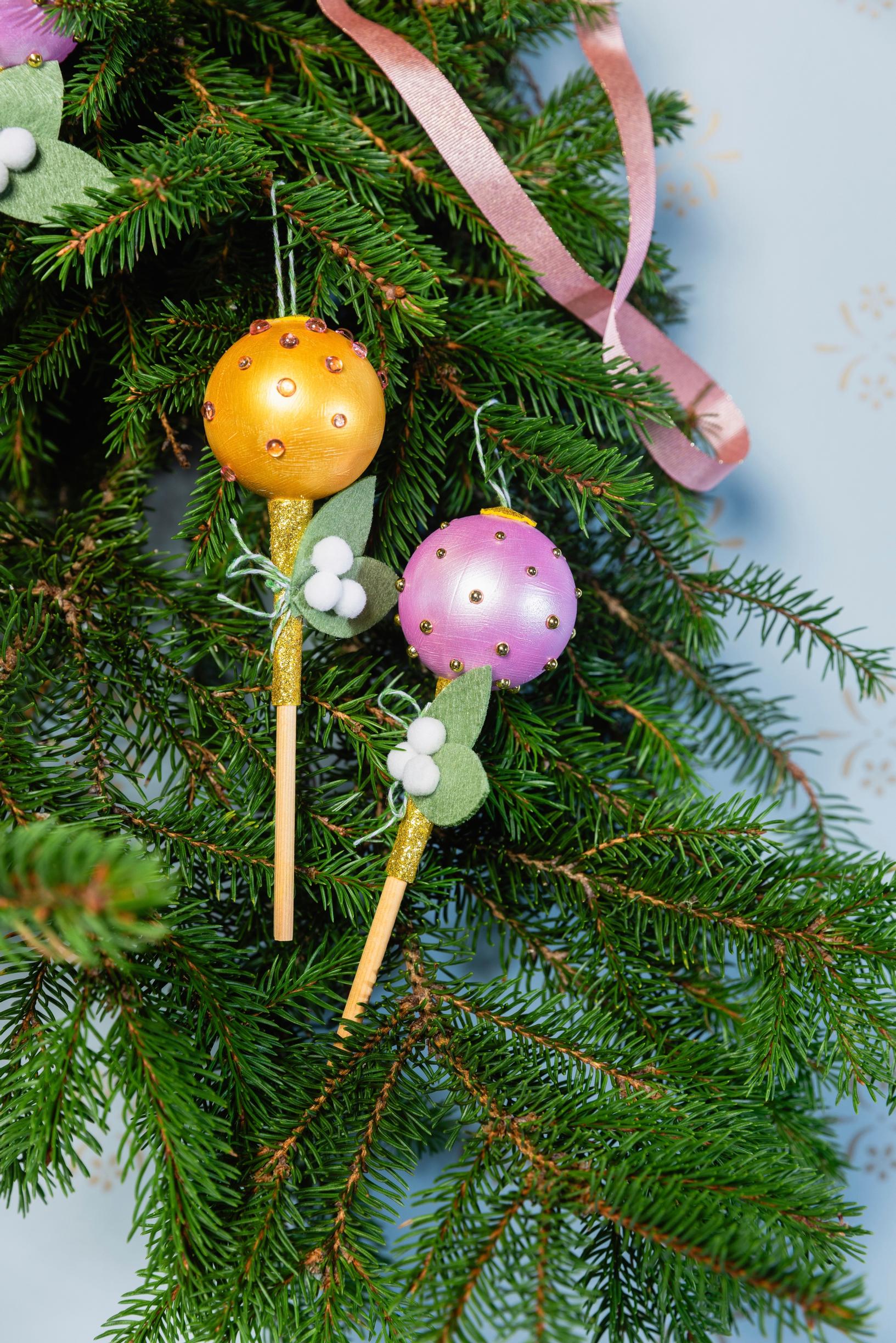 Kuvass ahavukoriste ja siihen ripustetut joulupallotikkarit.