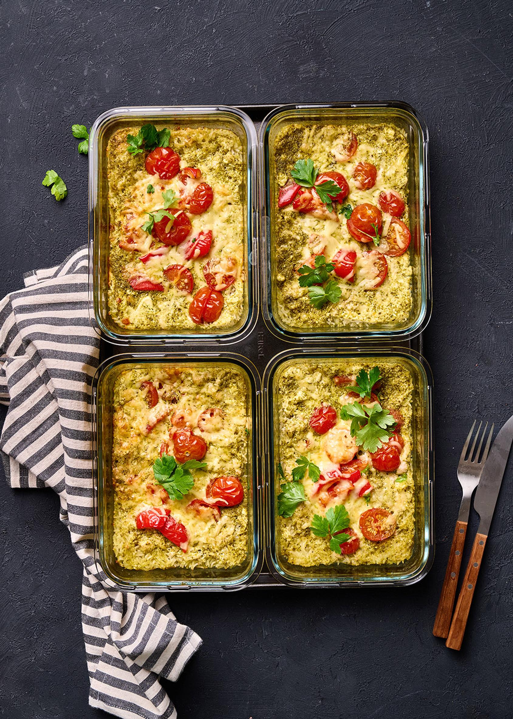 Täydellisen mehevä pesto-jogurttikana – preppaa neljä lounasta kerralla kätevissä lasivuoissa
