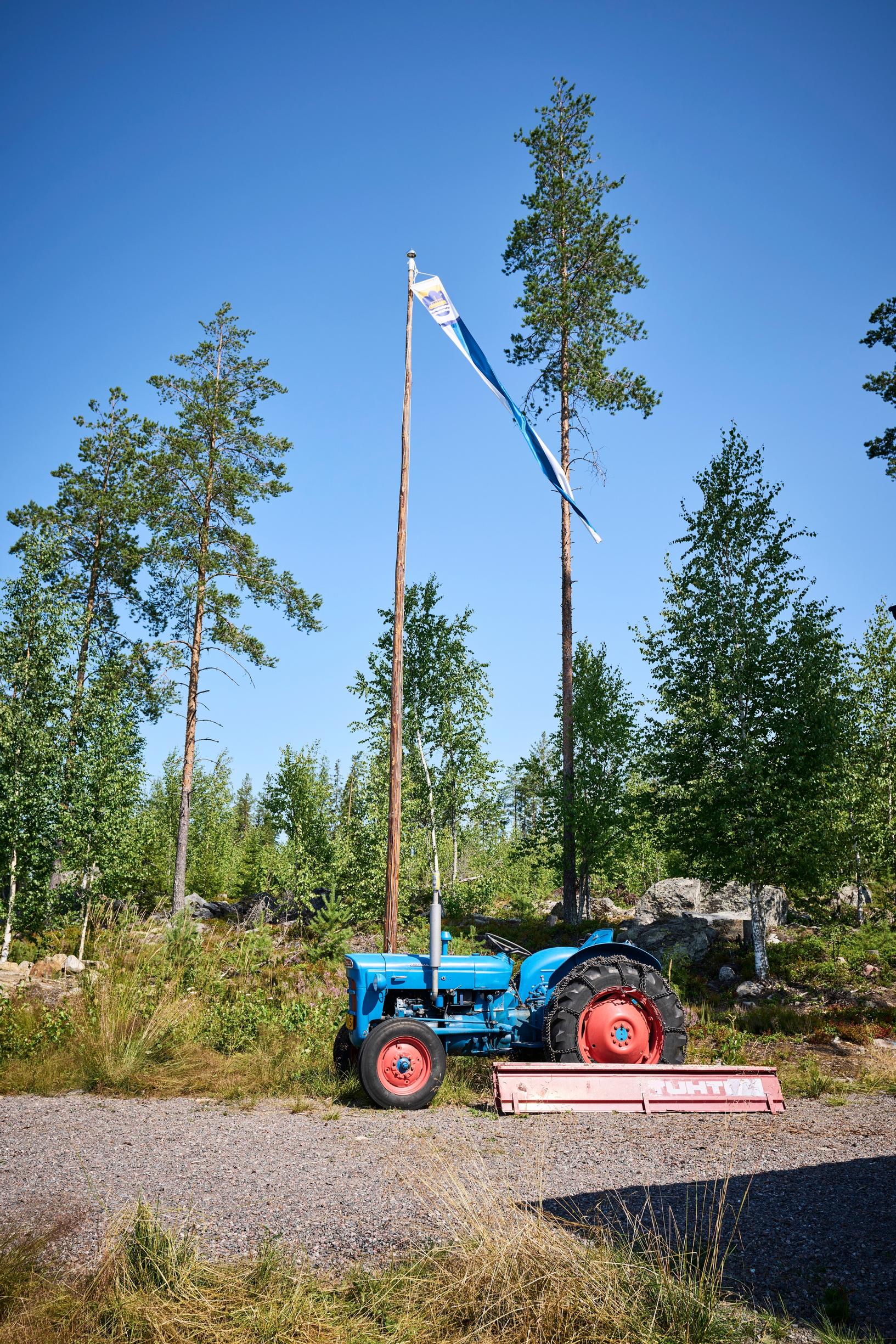 Sininen traktori metsätiellä