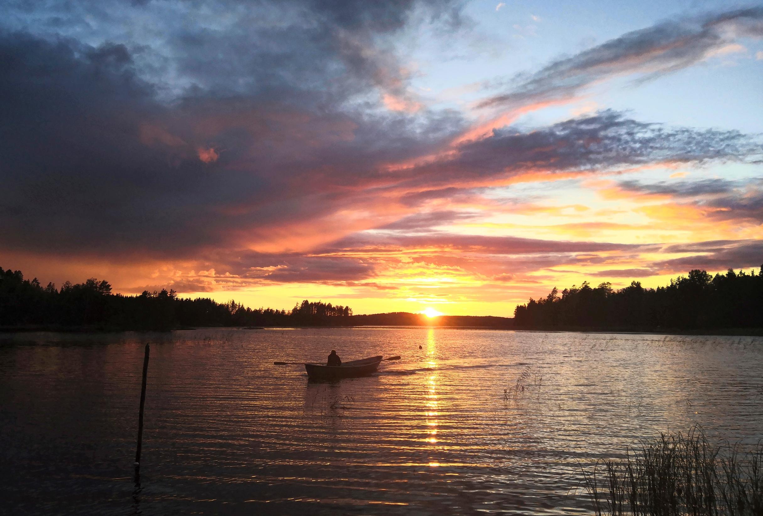 Auringonlasku Saimaan rannalla