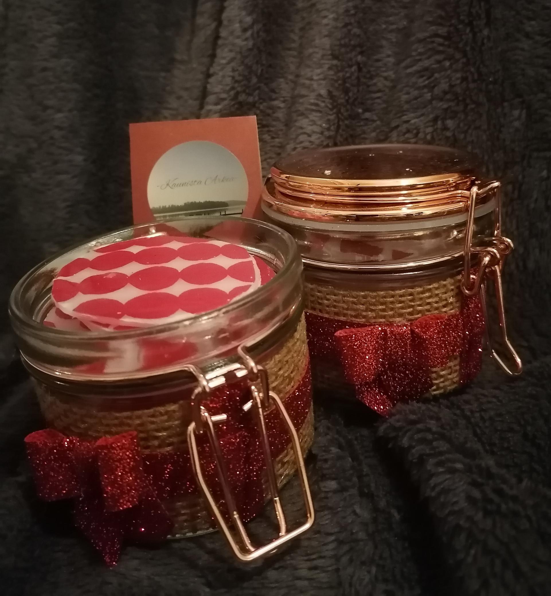 Sytykesipsejä lasipurkkeihin pakattuna