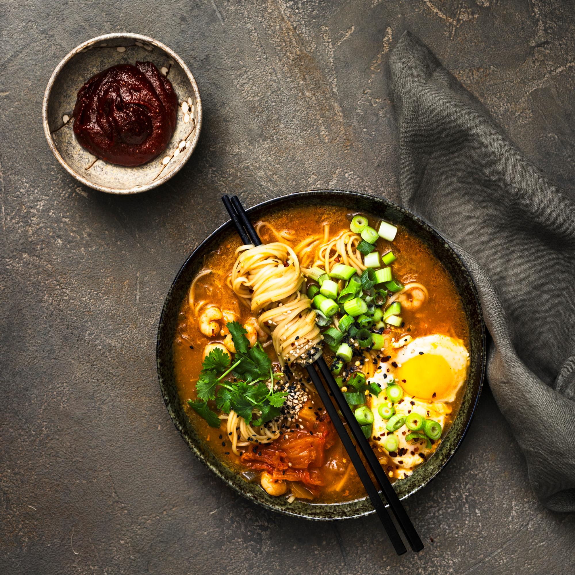 Tulinen katkarapu-ramen – mausta keitto korealaisittain gochujang-chilitahalla ja kimchillä