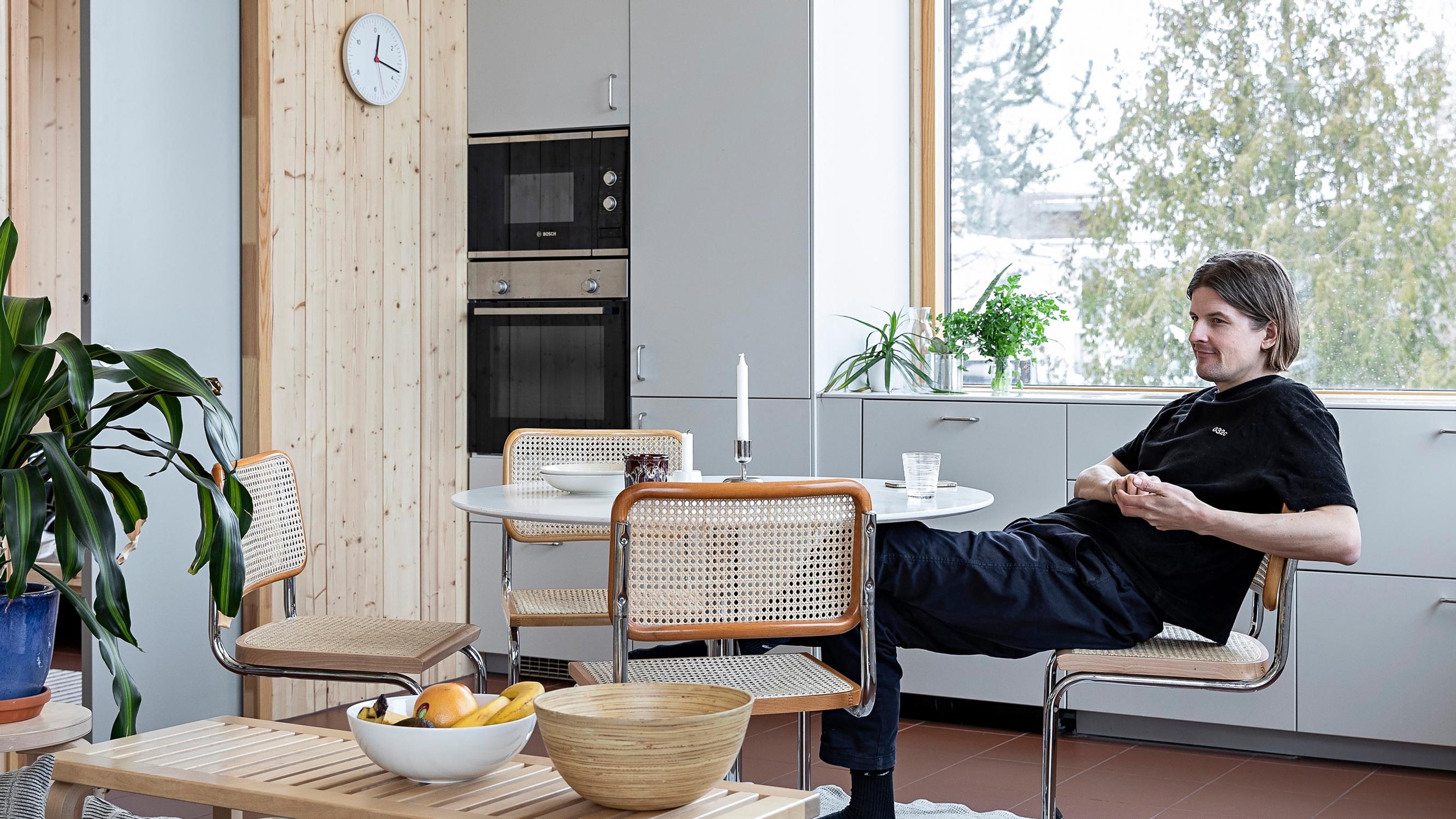 Kotoisa kuutio! Muusikko Mikko Pykärin dramaattisen talon sisältä paljastuu lämminhenkinen hygge-koti