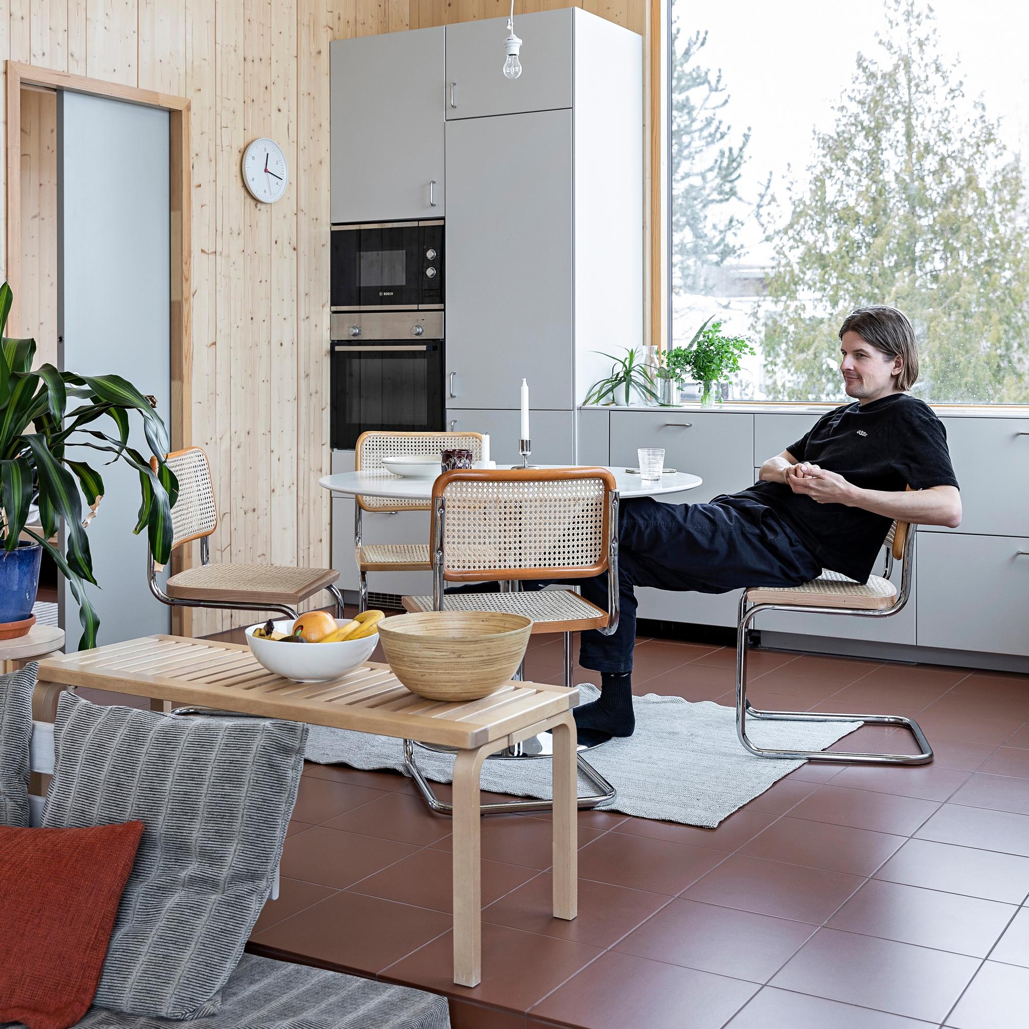 Kotoisa kuutio! Muusikko Mikko Pykärin dramaattisen talon sisältä paljastuu lämminhenkinen hygge-koti