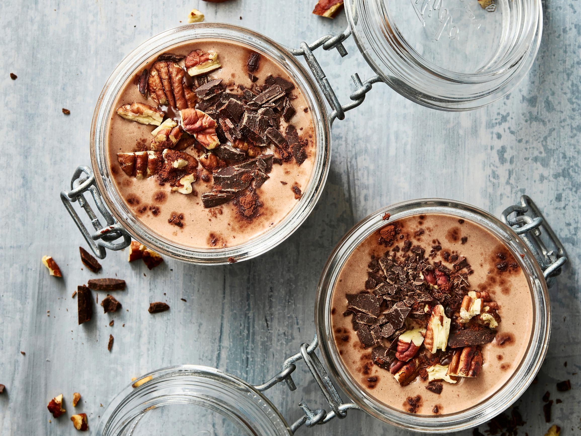 Proteiinirahka valmistuu kotikeittiössäkin helposti – surauta suklainen herkku välipalaksi!