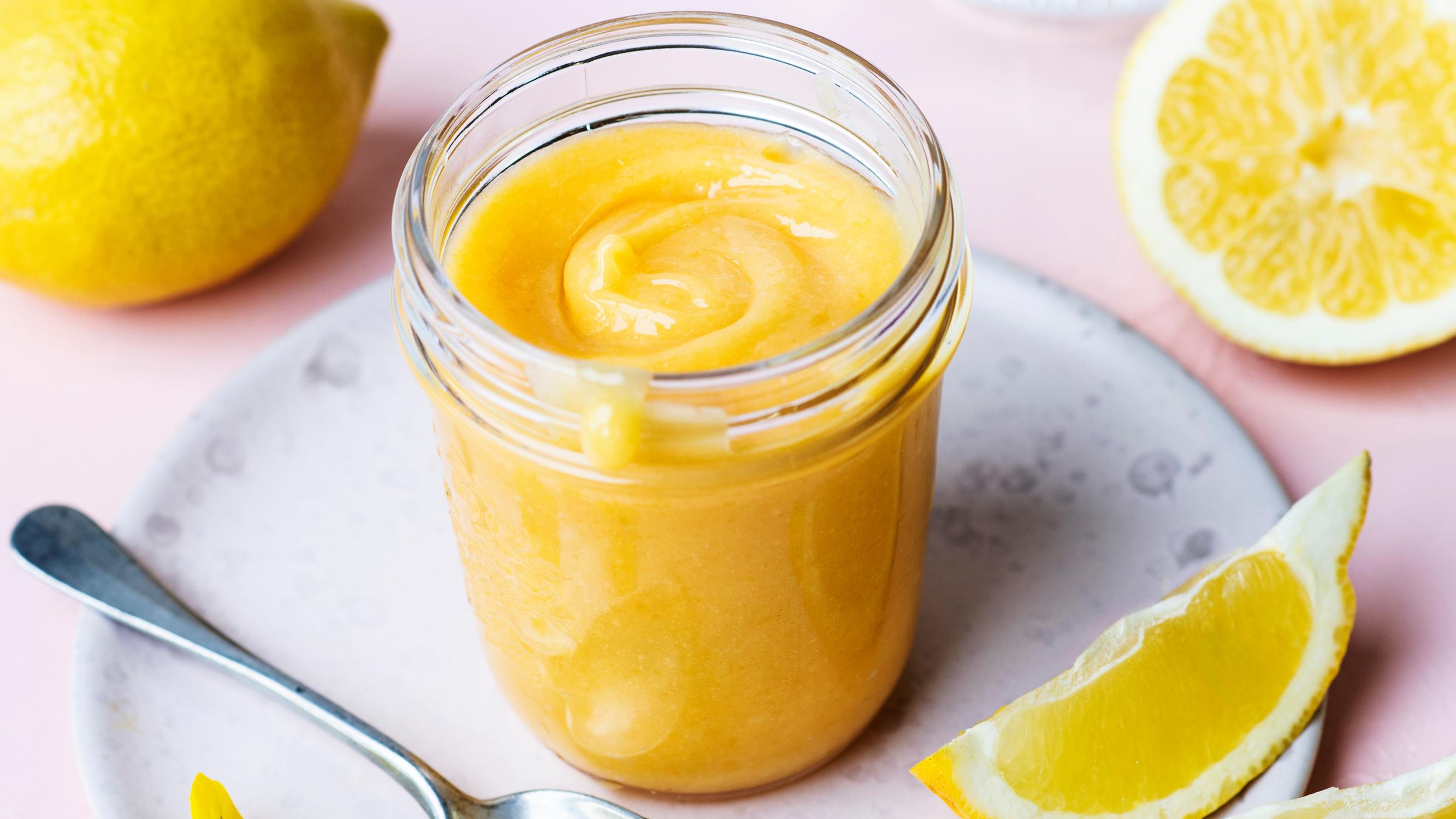 Lemon curd – kirpeänmakea sitruunatahna sopii leivontaan tai vaikka paahtoleivän päälle sipaistavaksi