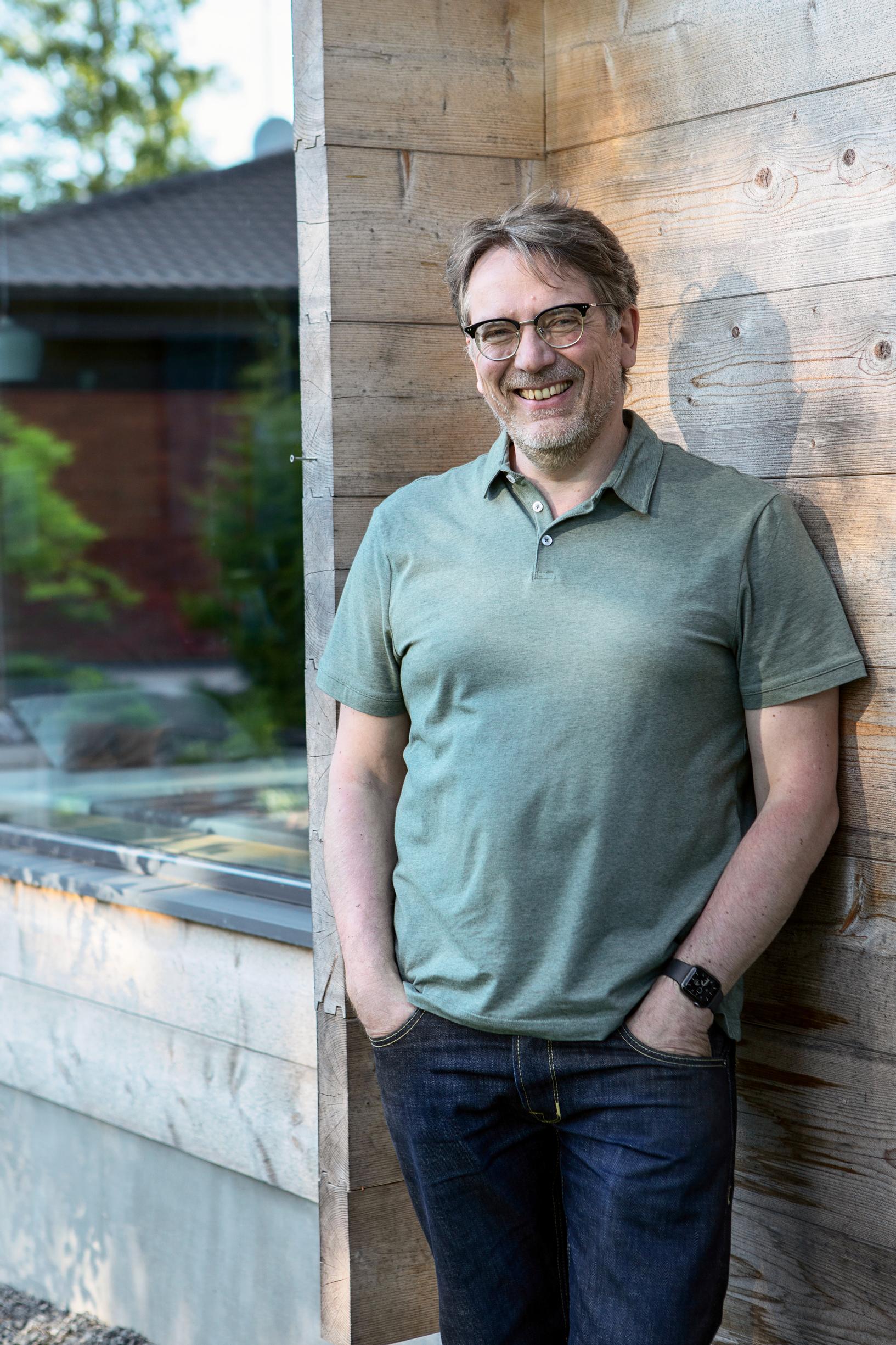 Juha Päätalo hirsitalonsa edustalla