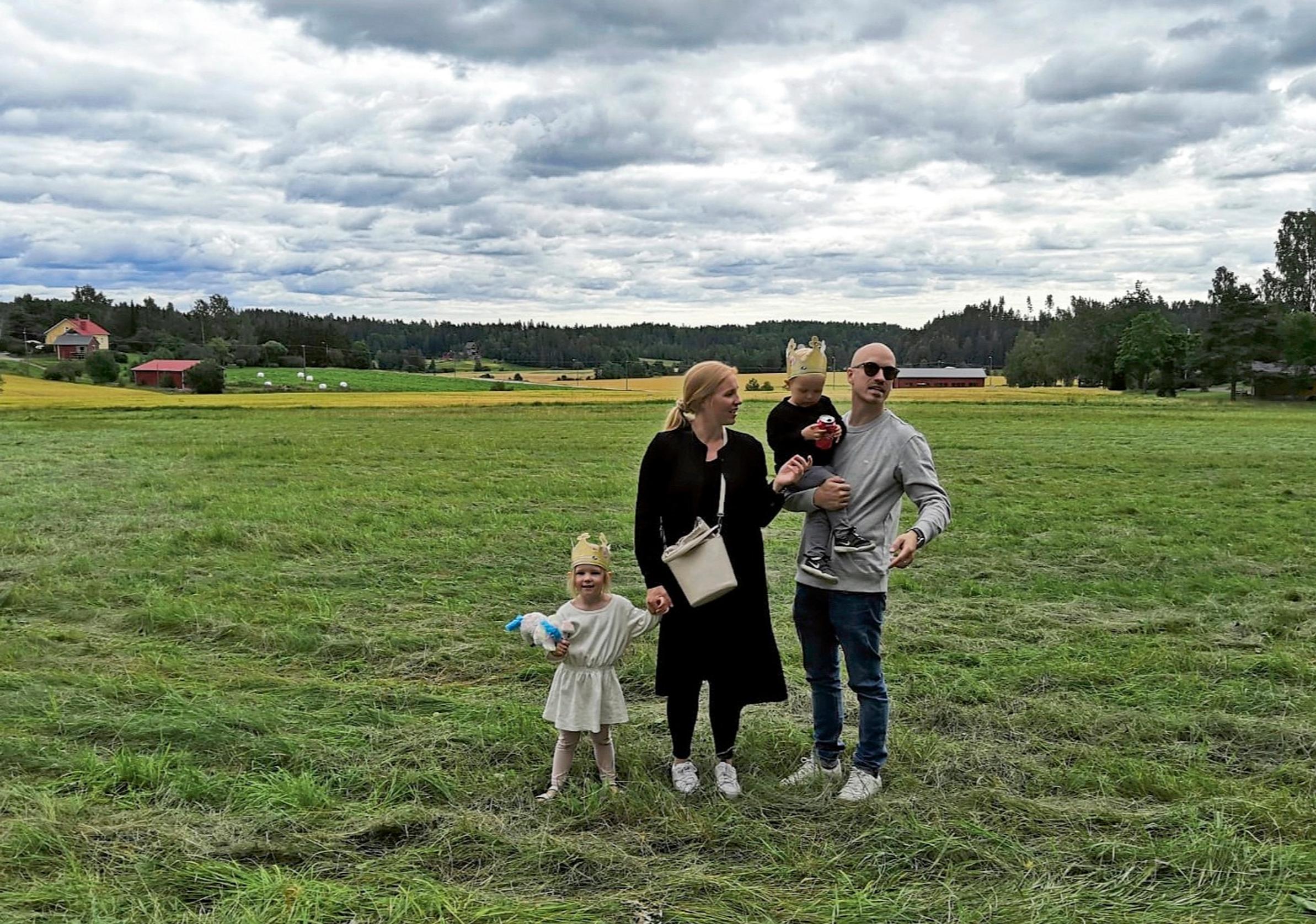 Elizabeth ja Henrik lapsineen tontilla