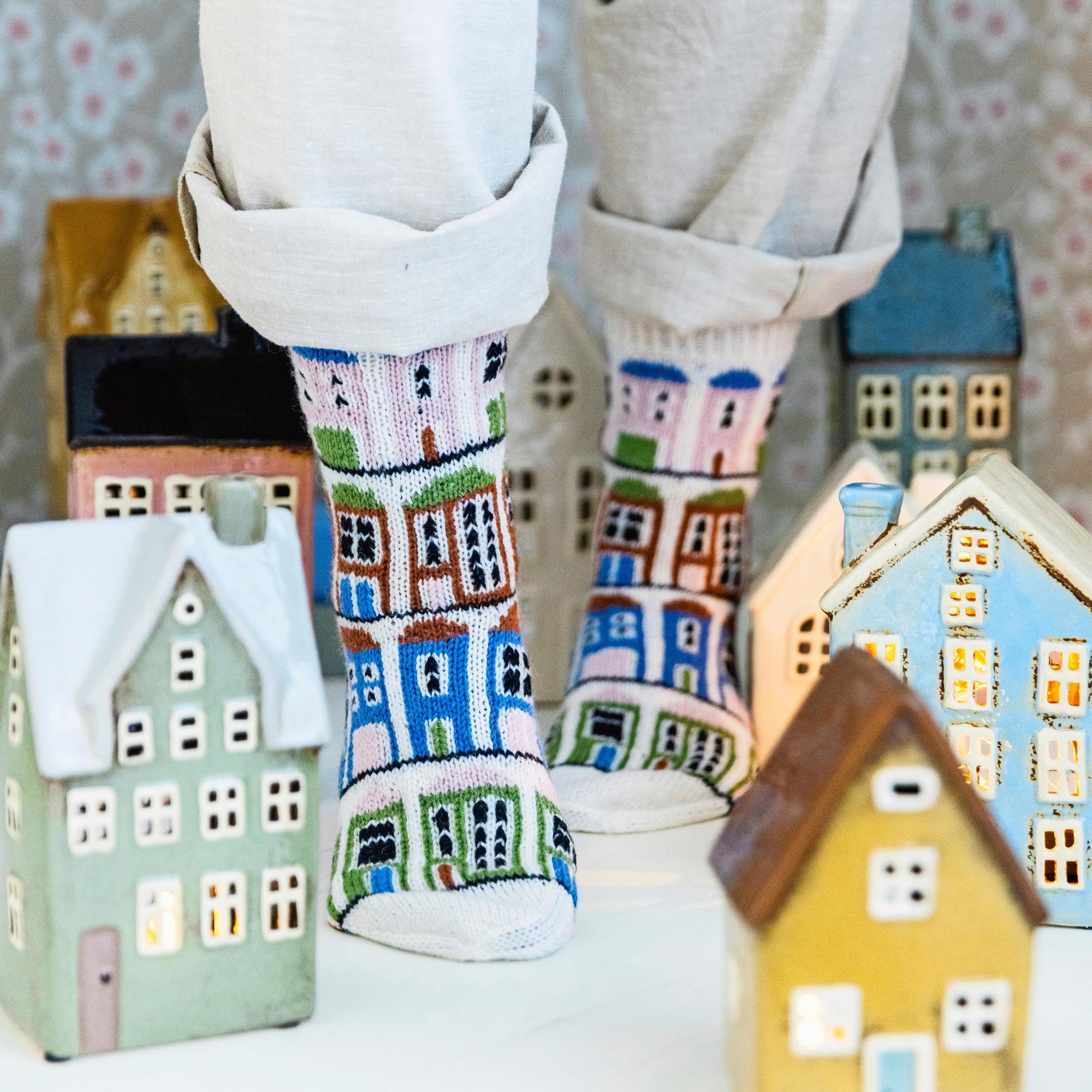 Suositut talolyhdyt neulotaan nyt kirjoneulesukkiin – katso hurmaava ohje!